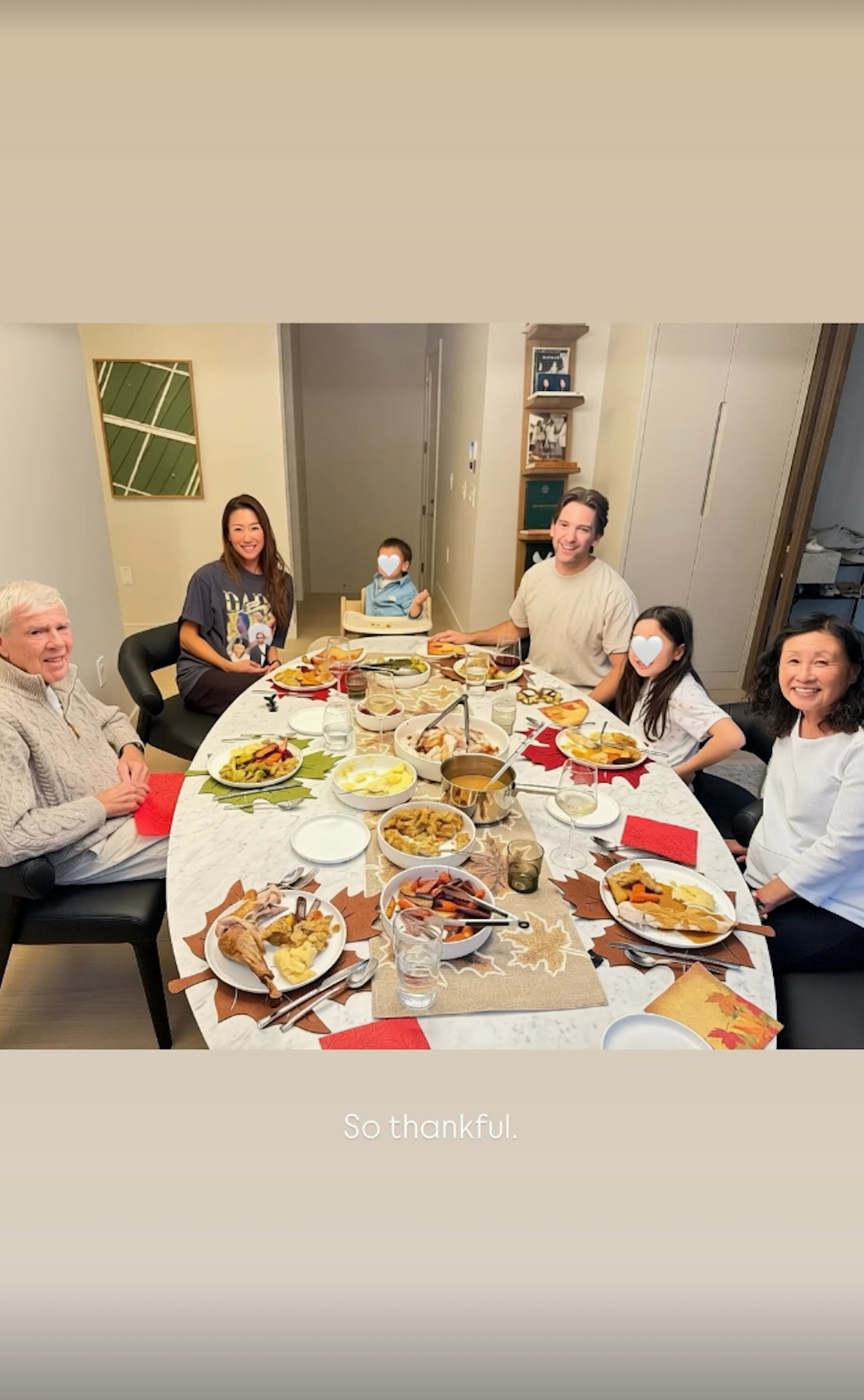 谢婷婷在上载无遮挡合照后不久,疑发现意外让爱女正面曝光,随即火速删相,其后再重新上载合照,并特意加上白色心心Emoji遮挡Sara及Brooklyn的样貌。(IG截图)