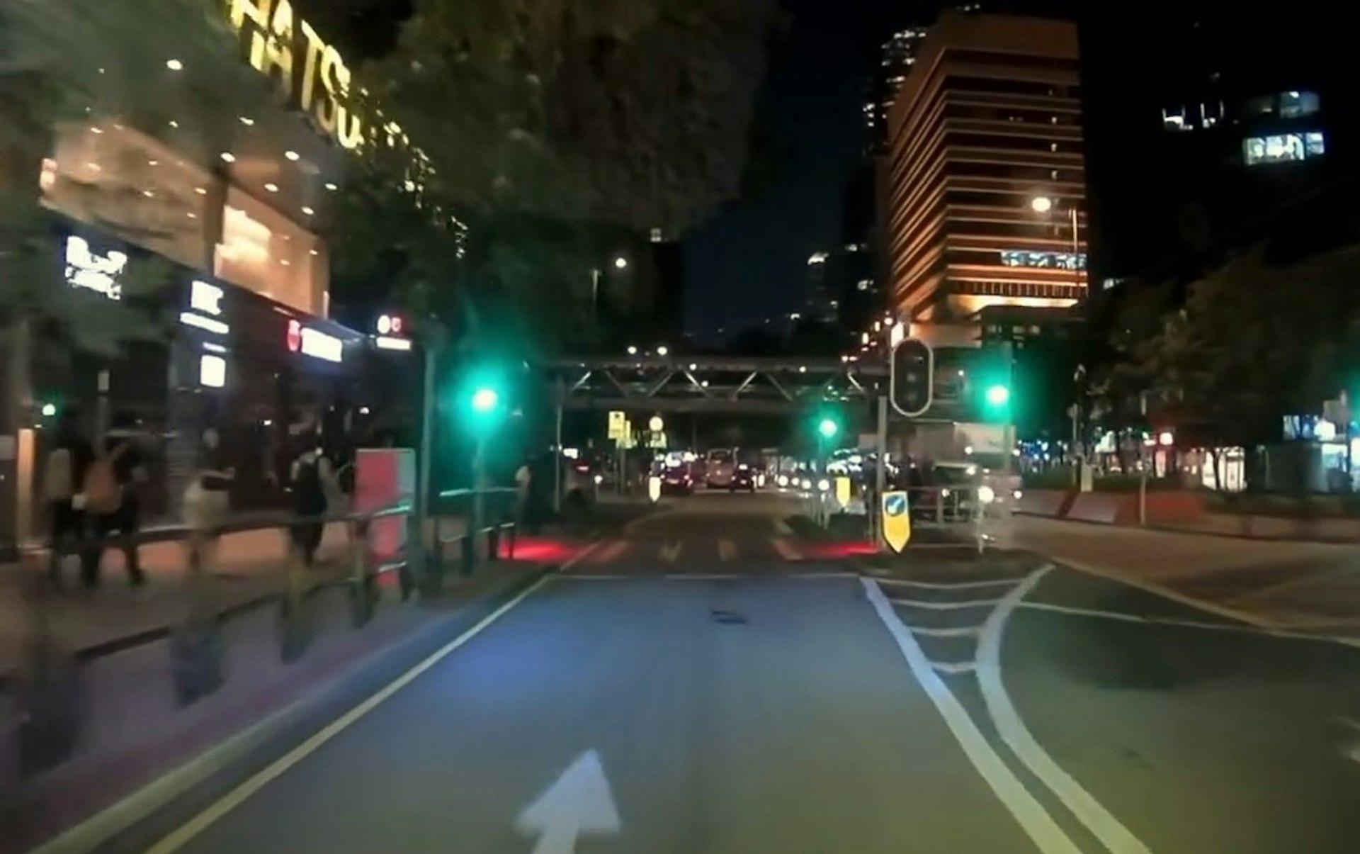 【連環圖】尖東一名婦人,懷疑意圖推BB車衝紅公仔,此時車CAM片主的車輛駛至,雙方及時煞停,未有造成意外。(網上片段截圖)