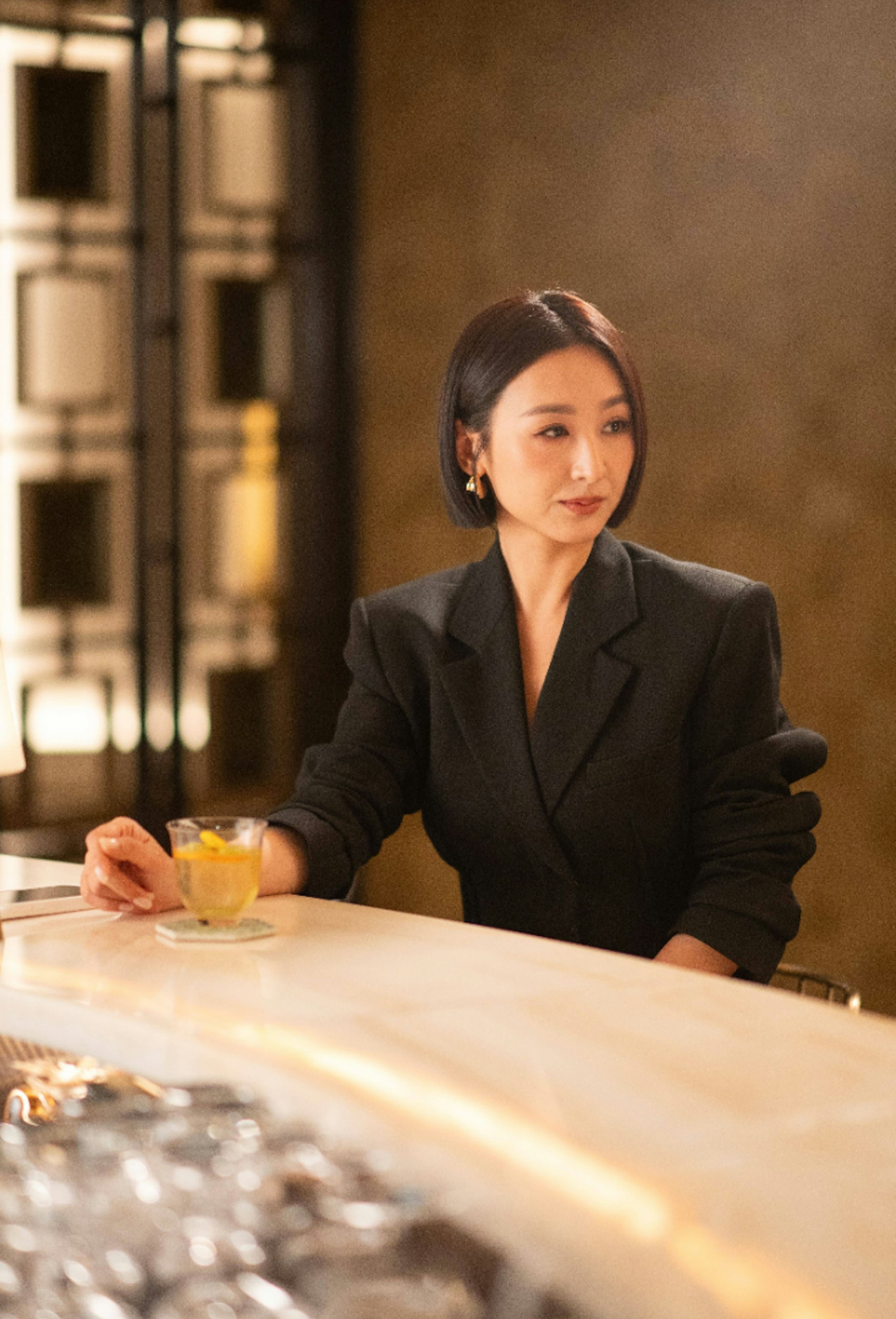 高海宁饰演的大少奶「洪海允」以黑、白、灰及卡其等素色贴身套装为主。