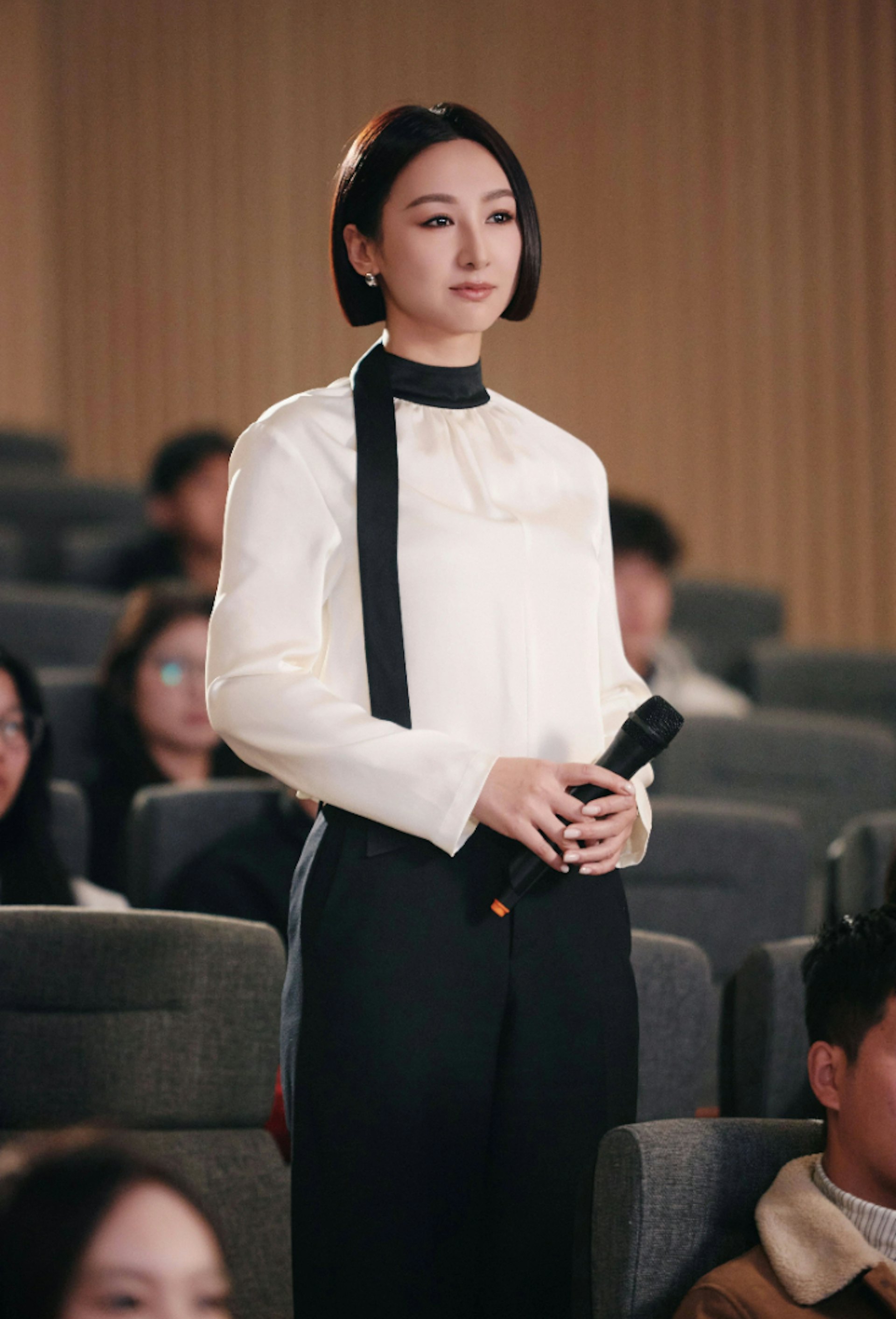 高海宁饰演的大少奶「洪海允」以黑、白、灰及卡其等素色贴身套装为主。