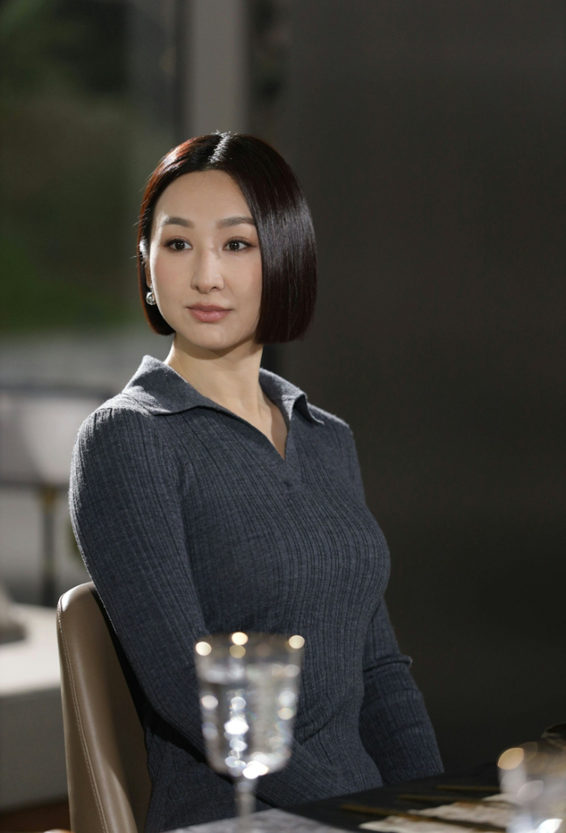 高海宁饰演的大少奶「洪海允」以黑、白、灰及卡其等素色贴身套装为主。