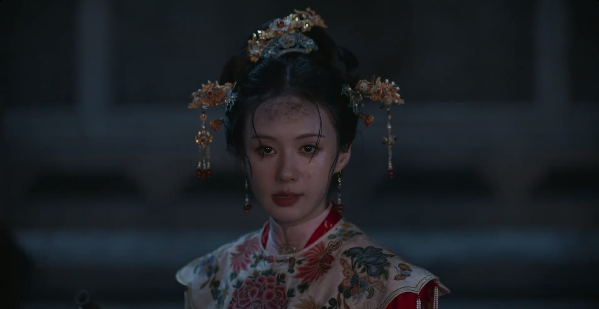 然而到了大结局的决战,蛰伏16年的狠角色杜翠雀,居然毫无备案地单枪匹马闯入林府,仅凭一把短枪就想同归于尽。(《兰香如故》预告片截图)
