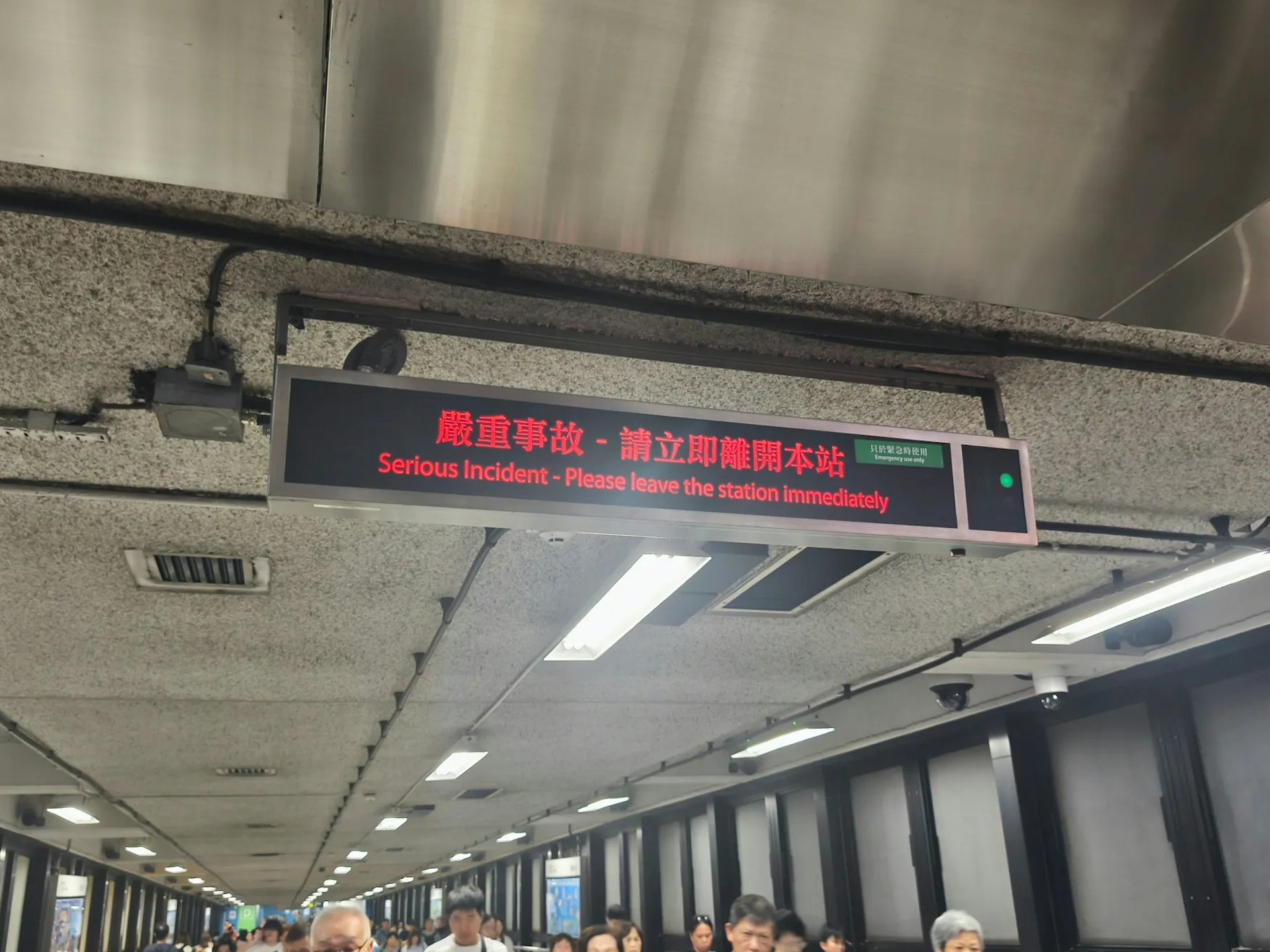 港鐵藍田站附近路軌旁發生火警,藍田站關閉。(Threads @luk.mall)