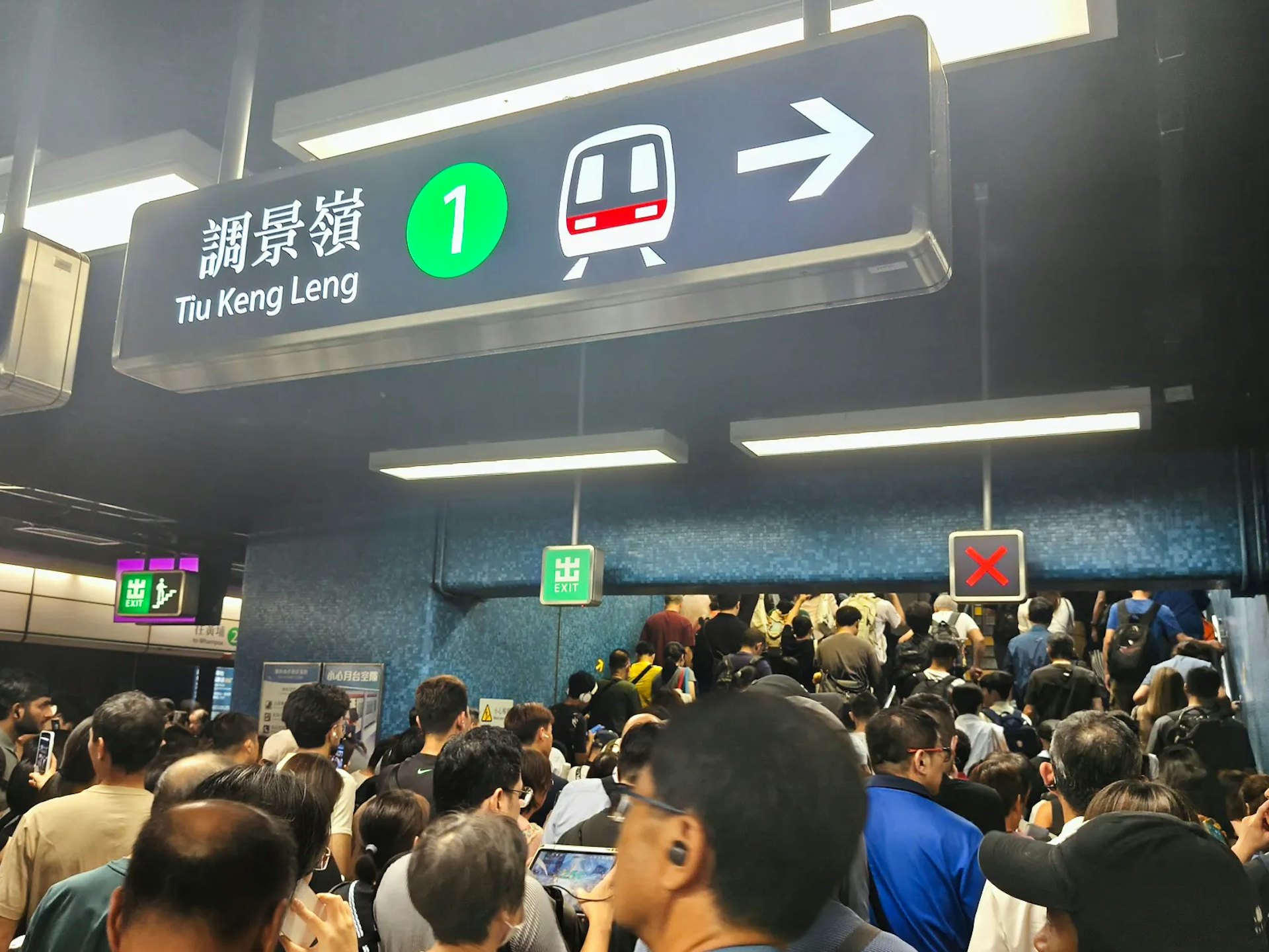 港鐵藍田站附近路軌旁發生火警,藍田站關閉,候車市民陸續離開車站。(Threads @luk.mall)