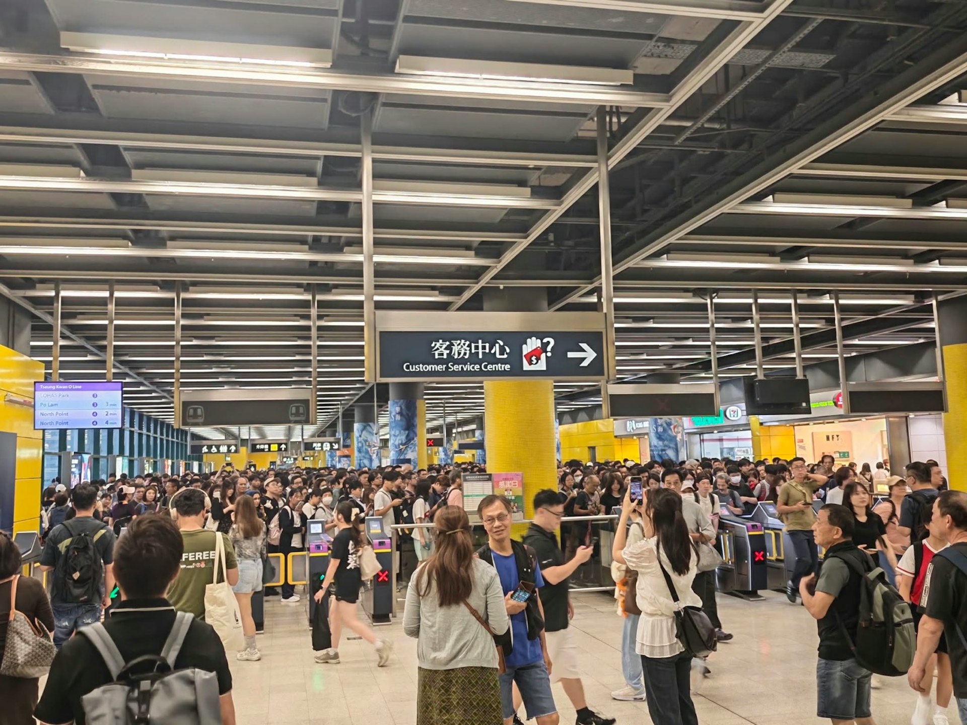 港鐵觀塘至調景嶺段列車中斷!站內人流爆滿,上班族無奈吐槽 港鐵觀塘至調景嶺段列車中斷!站內人流爆滿,上班族無奈吐槽