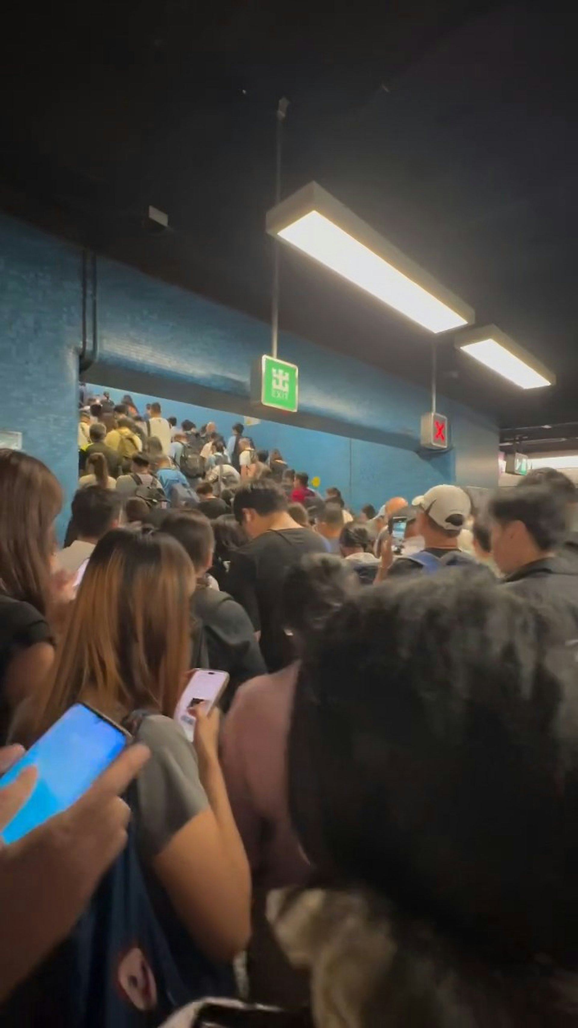 港鐵藍田站附近路軌旁發生火警,藍田站關閉。事發時該站月台逼滿乘客,乘客聽到廣播後陸續離開車站。(Threads @holankick)