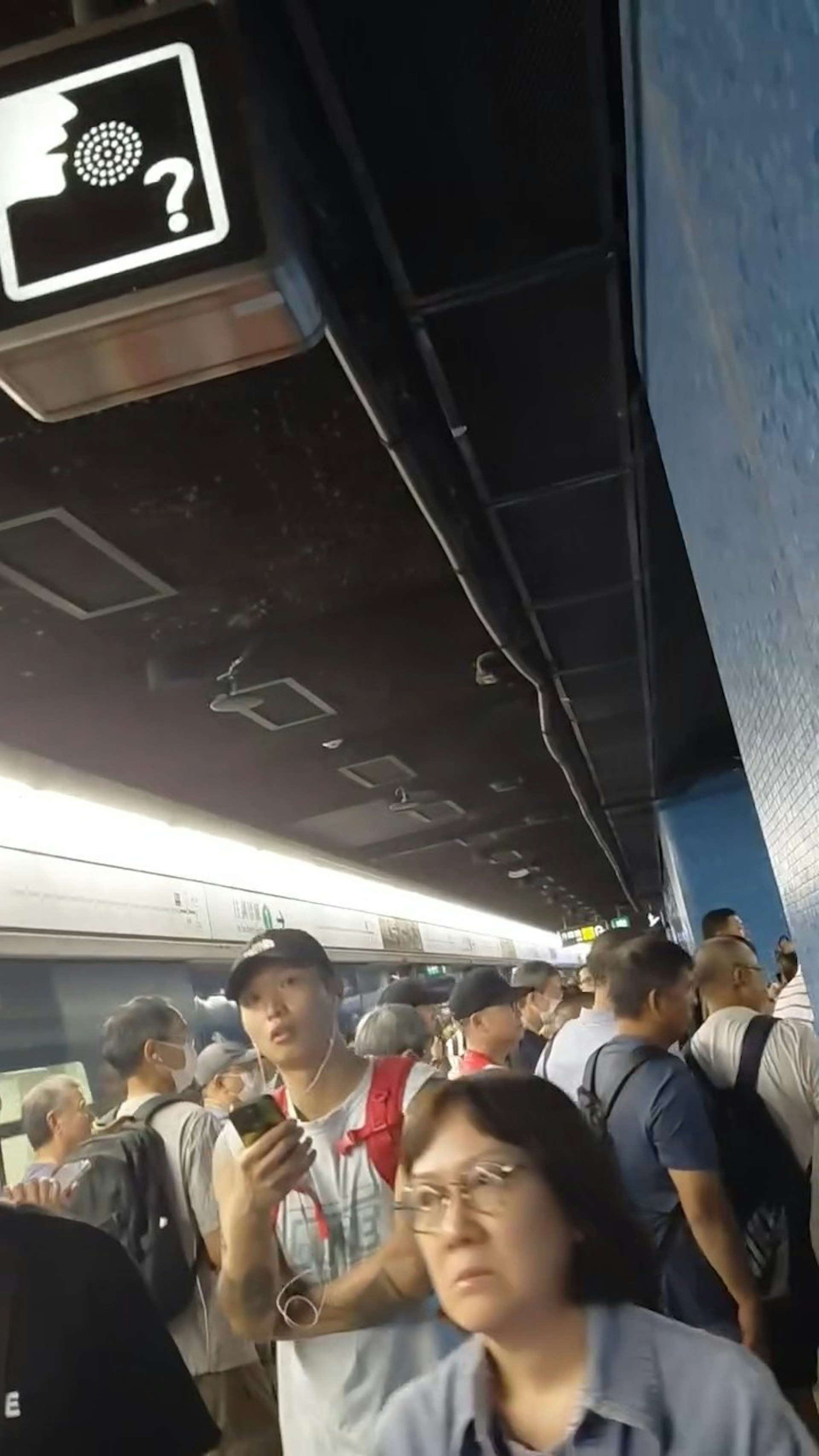 港鐵藍田站附近路軌旁發生火警,藍田站關閉。事發時該站月台逼滿乘客,乘客聽到廣播後陸續離開車站。(Threads @0v0.lol)