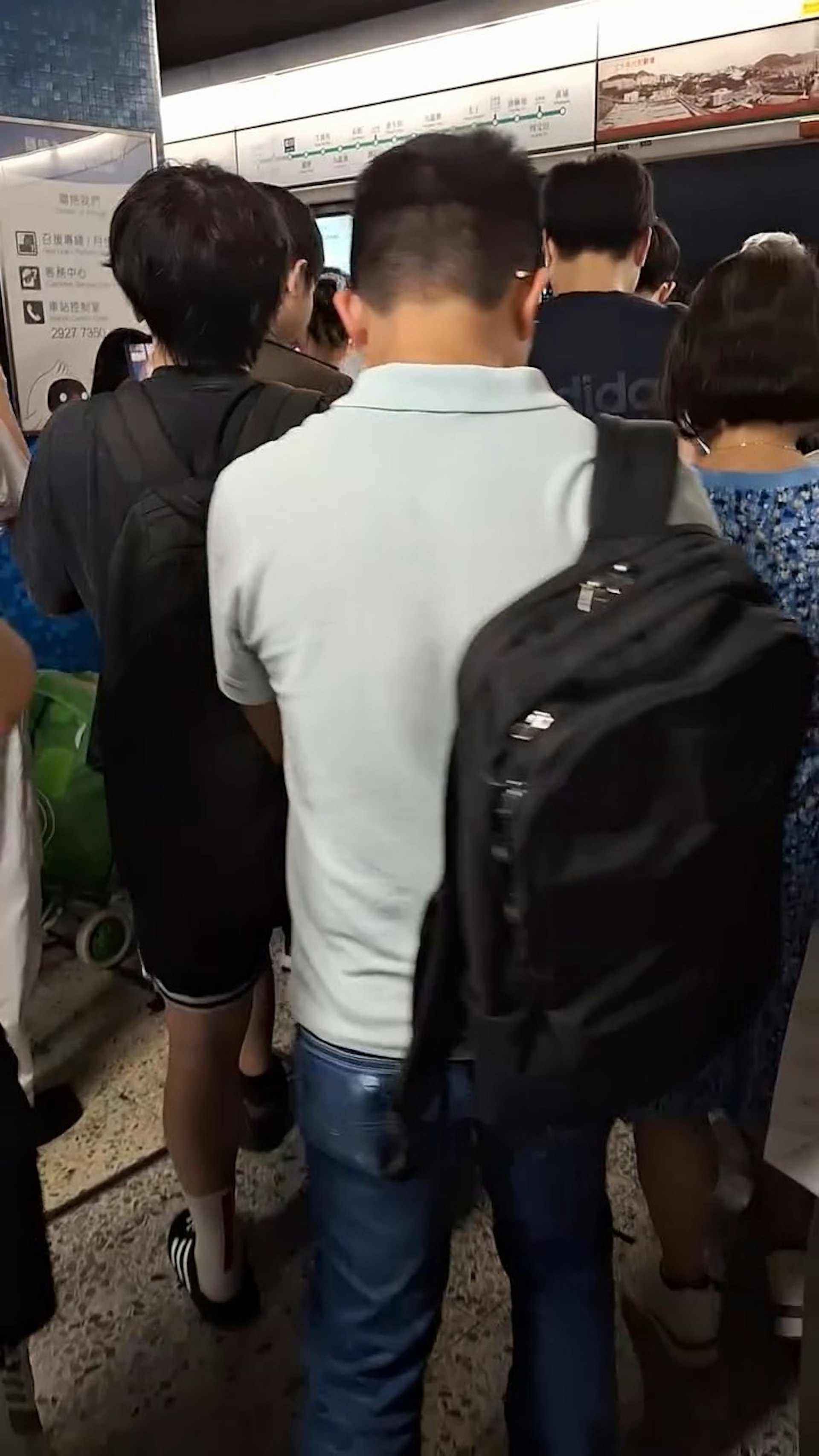 港鐵藍田站附近路軌旁發生火警,藍田站關閉。事發時該站月台逼滿乘客,乘客聽到廣播後陸續離開車站。(Threads @giraffe.2340328)