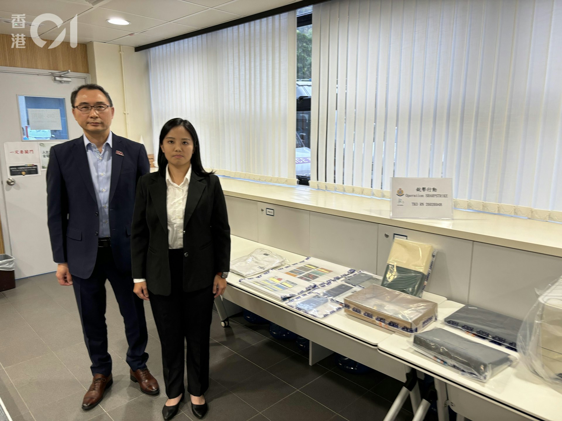 地產代理監管局執行總監陳汝儆(左)及警方將軍澳警區情報組督察鄔珺如(右)交代案件。