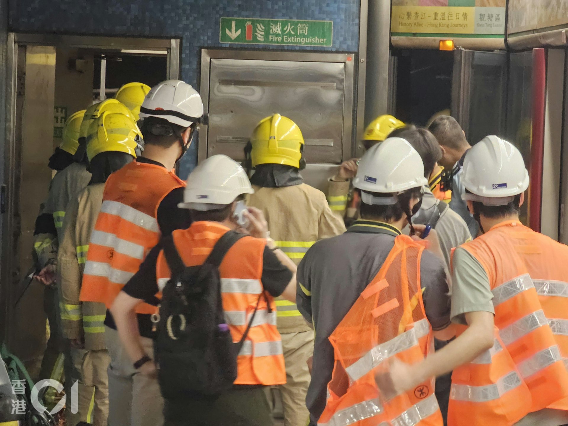 港鐵藍田站附近路軌旁發生火警,藍田站關閉,大批消防員及港鐵職員在車站月台調查及處理事件。