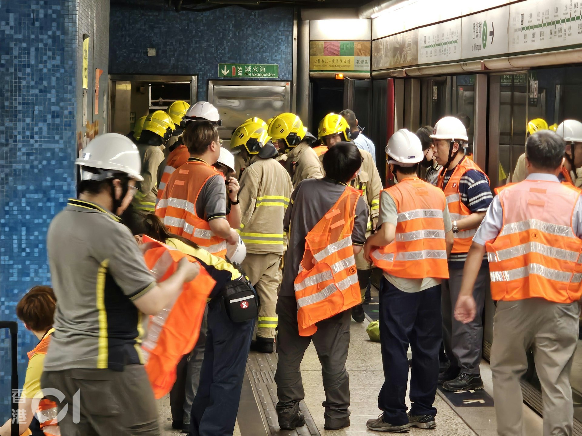 港鐵藍田站附近路軌旁發生火警,藍田站關閉,大批消防員及港鐵職員在車站月台調查及處理事件。