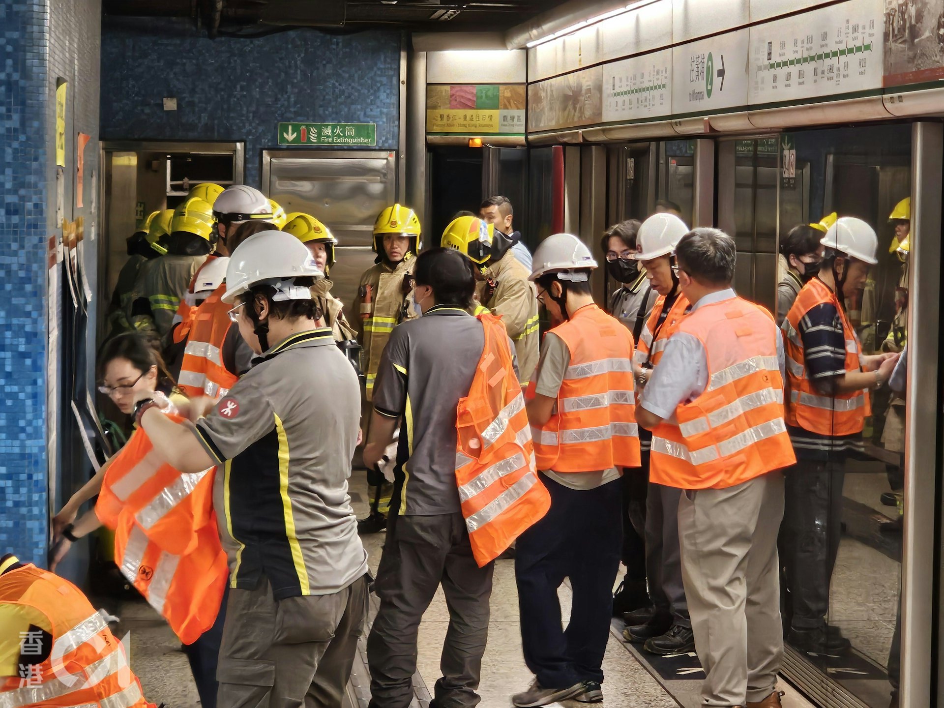 港鐵藍田站附近路軌旁發生火警,藍田站關閉,大批消防員及港鐵職員在車站月台調查及處理事件。