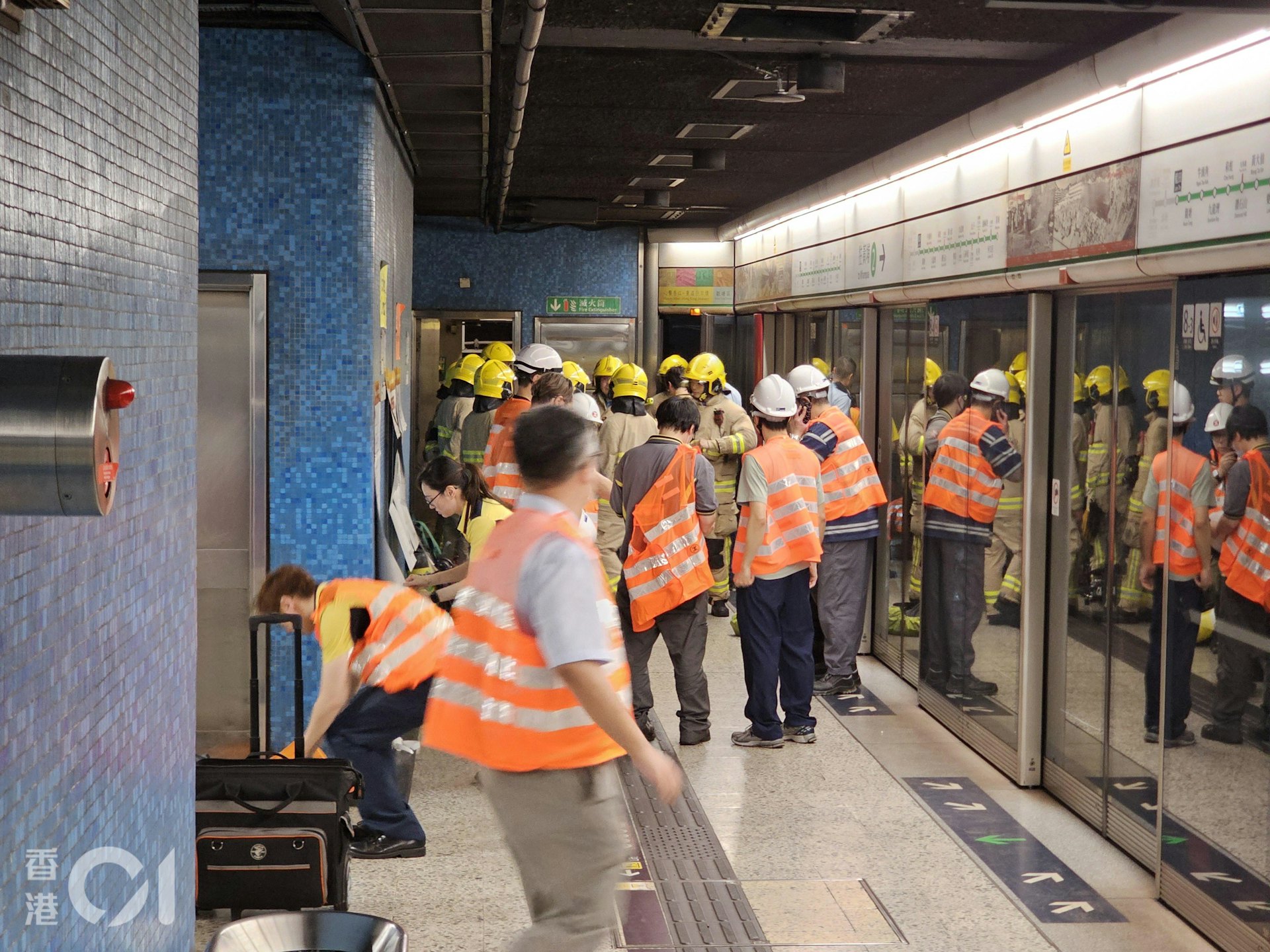 港鐵藍田站附近路軌旁發生火警,藍田站關閉,大批消防員及港鐵職員在車站月台調查及處理事件。