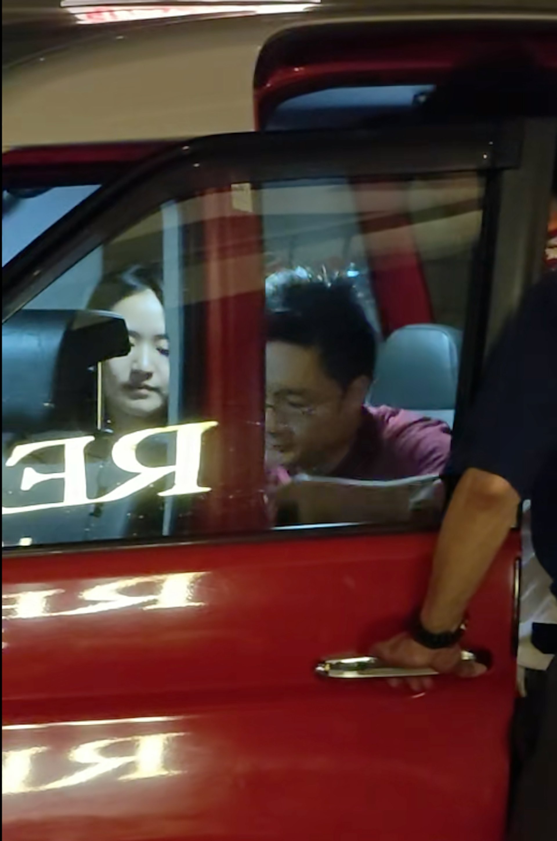 钟培生先让太太上车,好恩爱。(小红书)