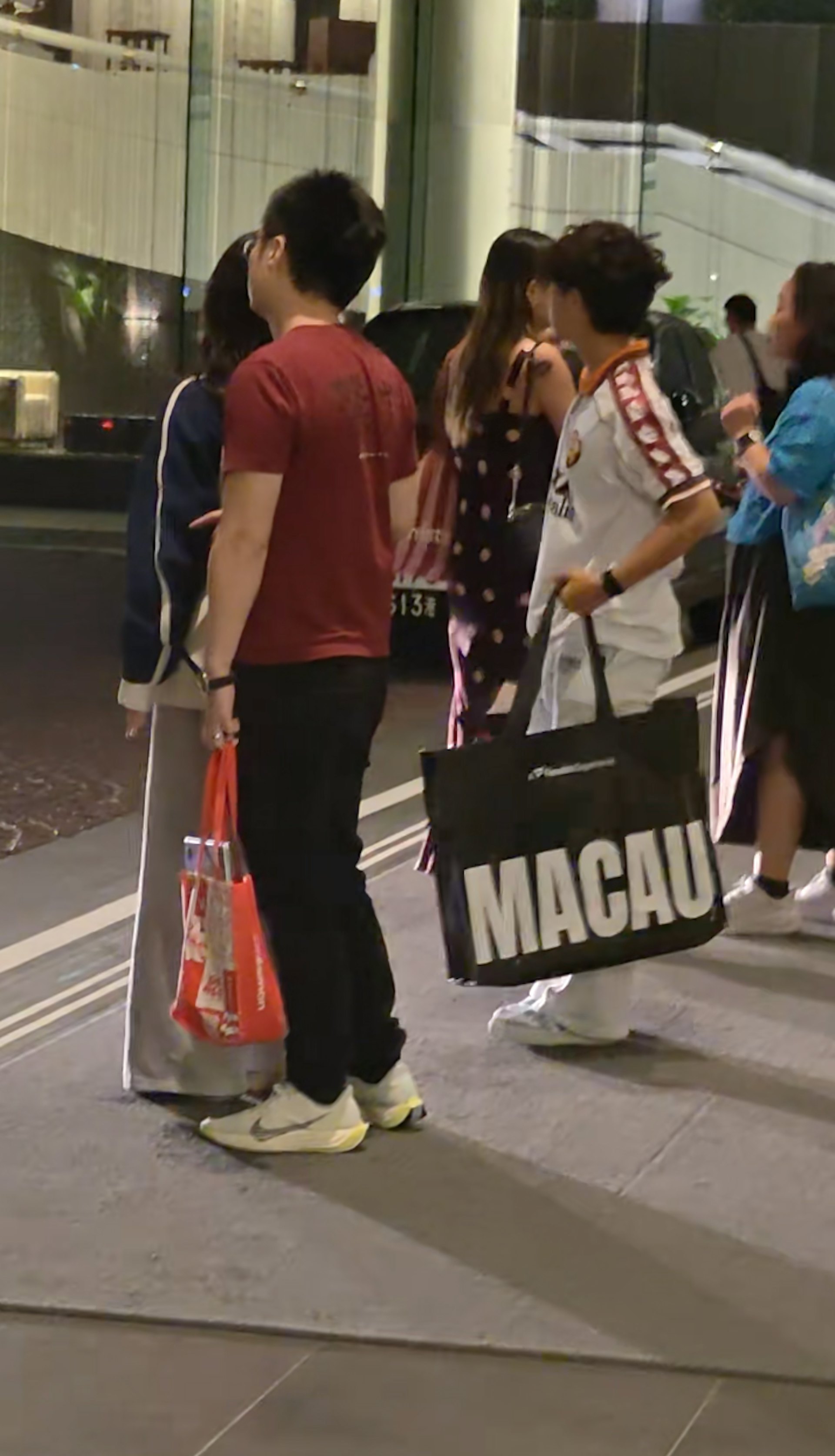用手指摸庄雅婷背脊。(小红书)