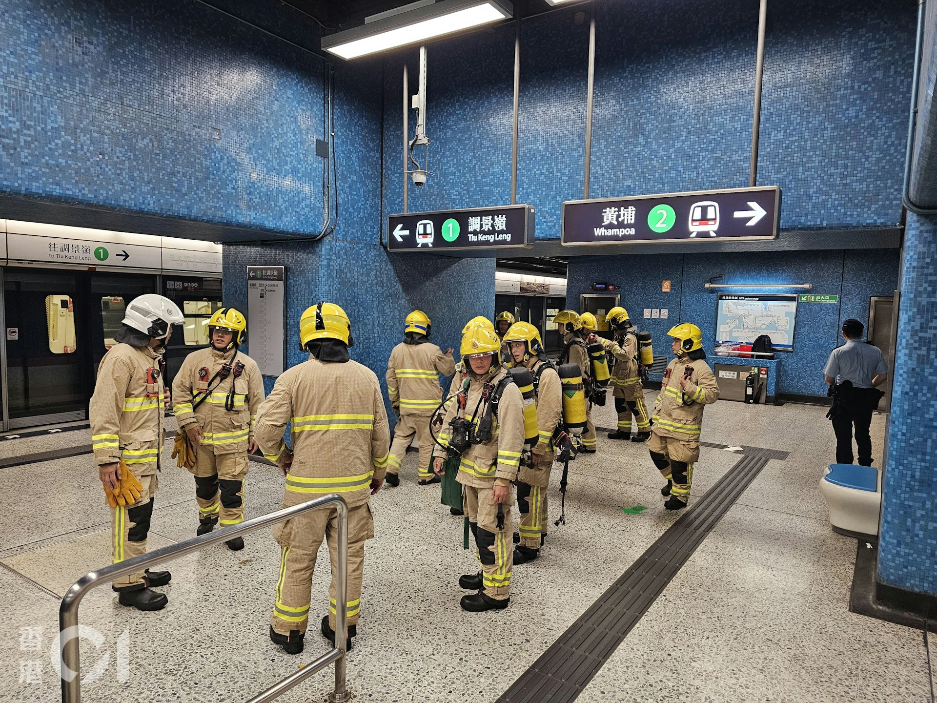 港鐵藍田站附近路軌旁發生火警,藍田站關閉,大批消防員及港鐵職員在車站月台調查及處理事件。