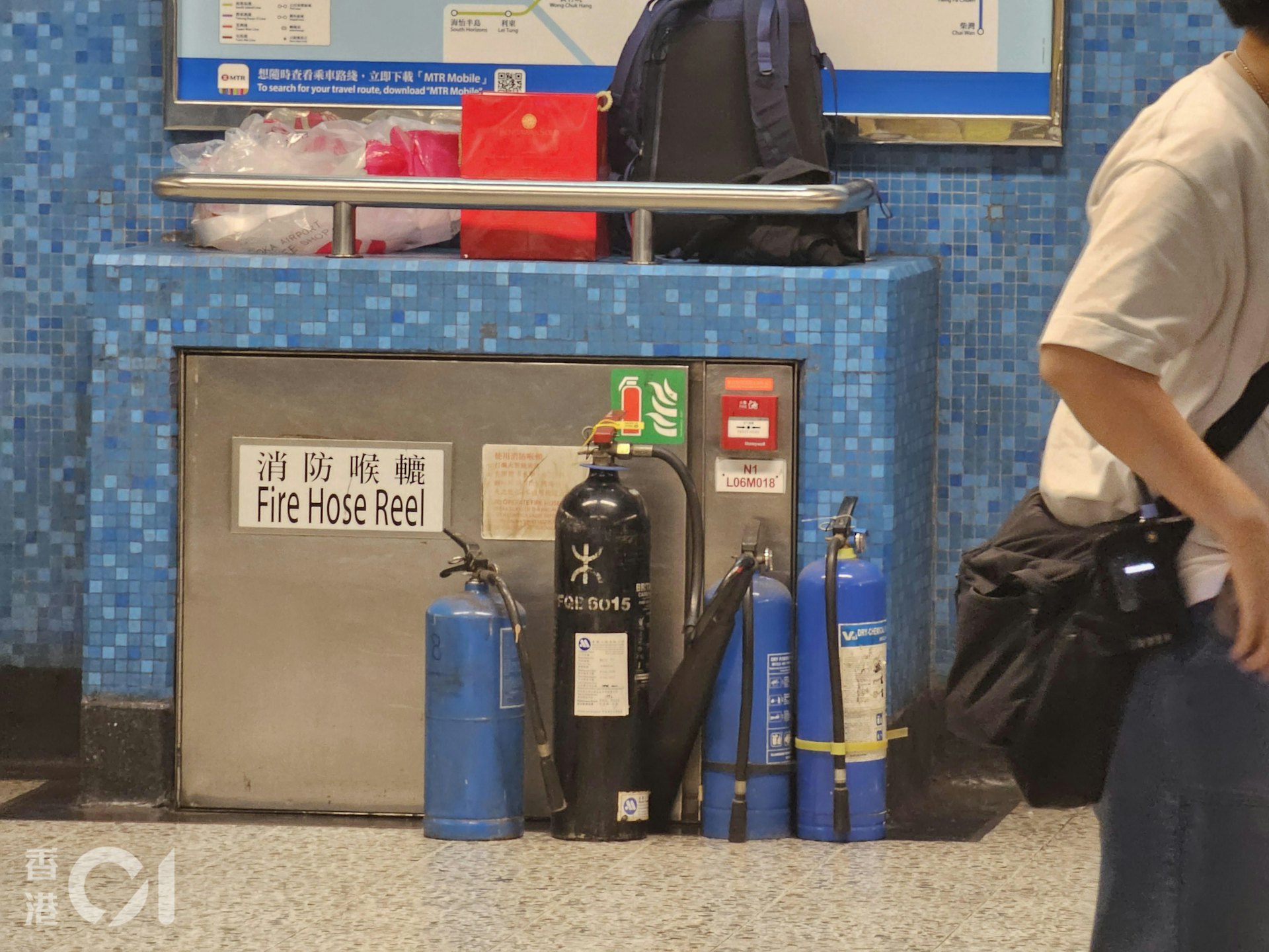 港鐵藍田站附近路軌旁發生火警,藍田站關閉,站內遺下多支滅火筒。