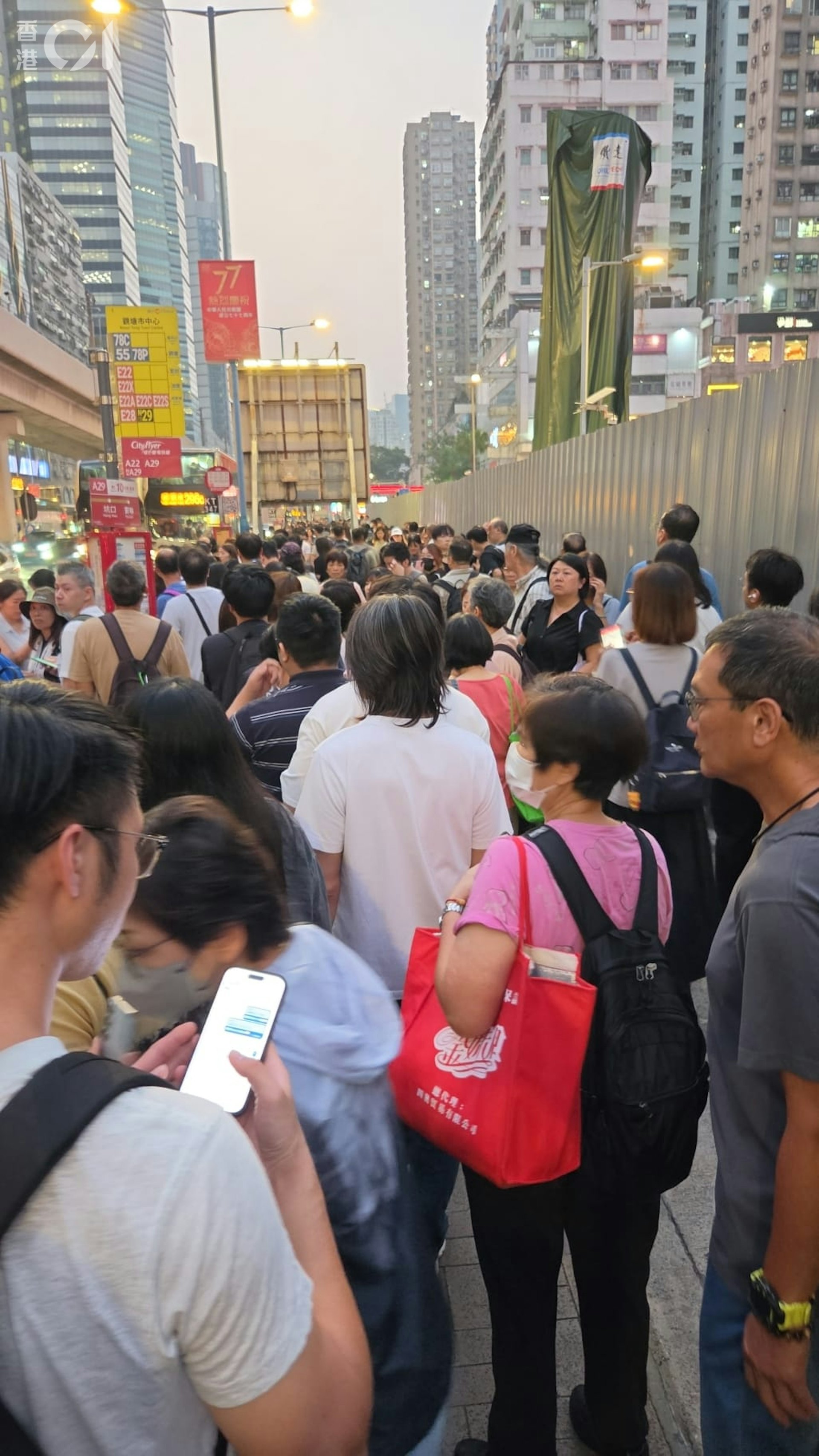 港鐵藍田站軌道火災:觀塘區交通大癱瘓,城巴九巴緊急加密巴士班次 港鐵藍田站軌道火災:觀塘區交通大癱瘓,城巴九巴緊急加密巴士班次