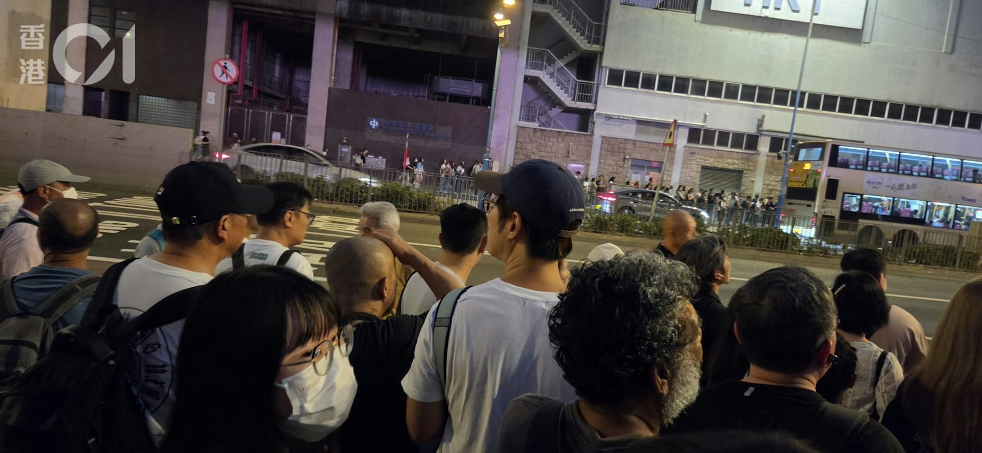 觀塘站附近行人路塞滿等巴士的人流。