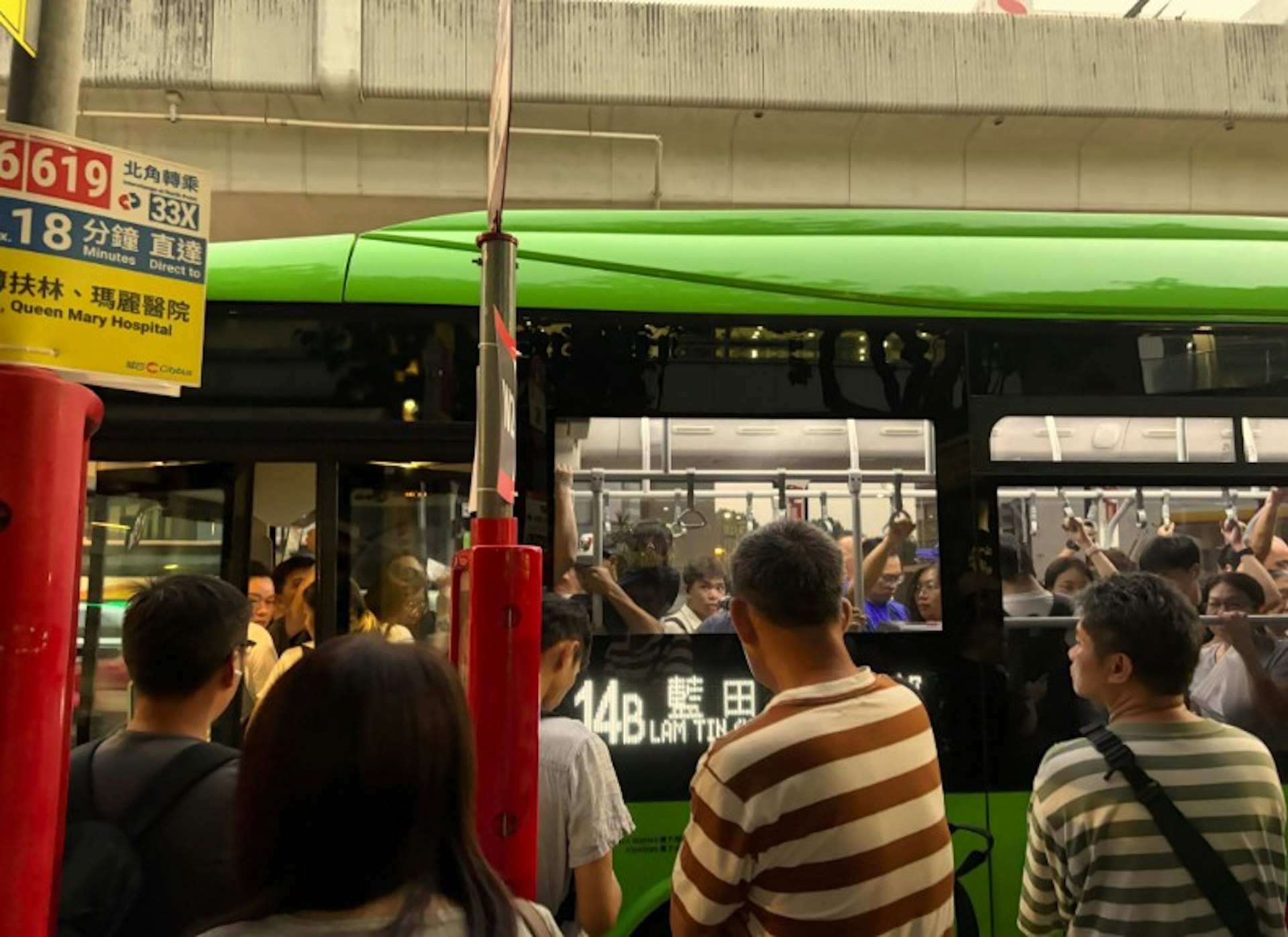 觀塘站附近行人路塞滿等巴士的人流。即使能塞上巴士,亦難以即時開車。