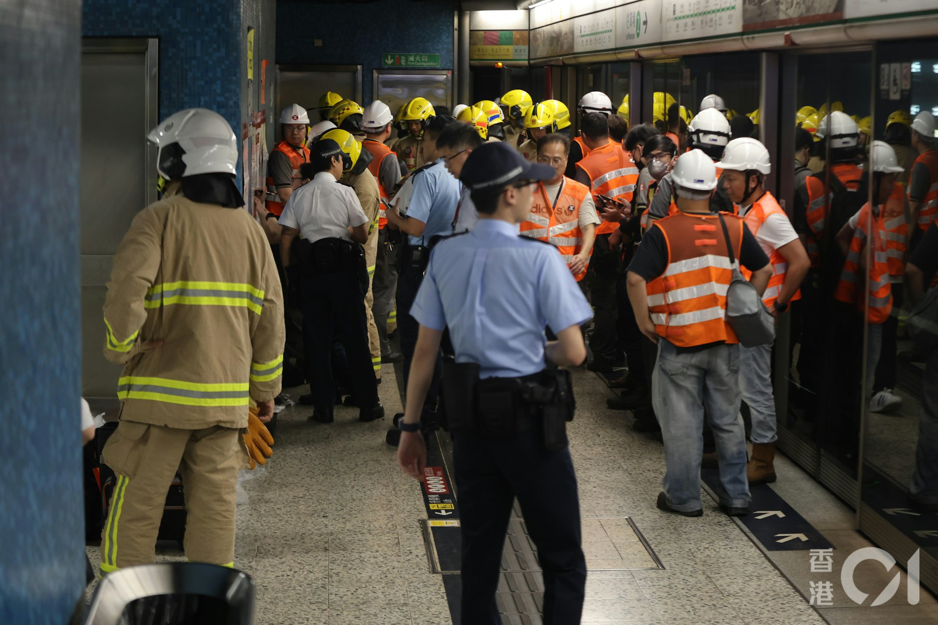 港鐵藍田站附近路軌旁發生火警,藍田站關閉,大批港鐵職員、消防員及警員在月台調查,當中包括消防處公路及鐵路拯救員(頭盔上有紅黃相間方格標貼)。