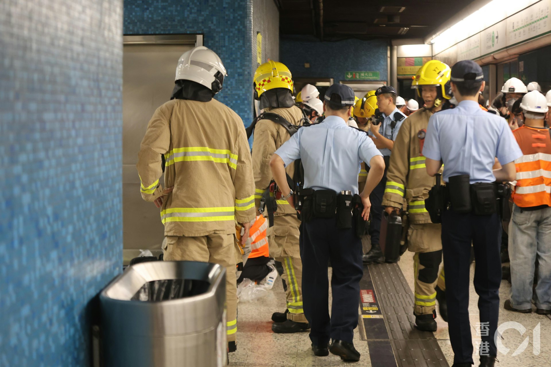 港鐵藍田站附近路軌旁發生火警,藍田站關閉,大批港鐵職員、消防員及警員在月台調查,當中包括消防處公路及鐵路拯救員(頭盔上有紅黃相間方格標貼)。