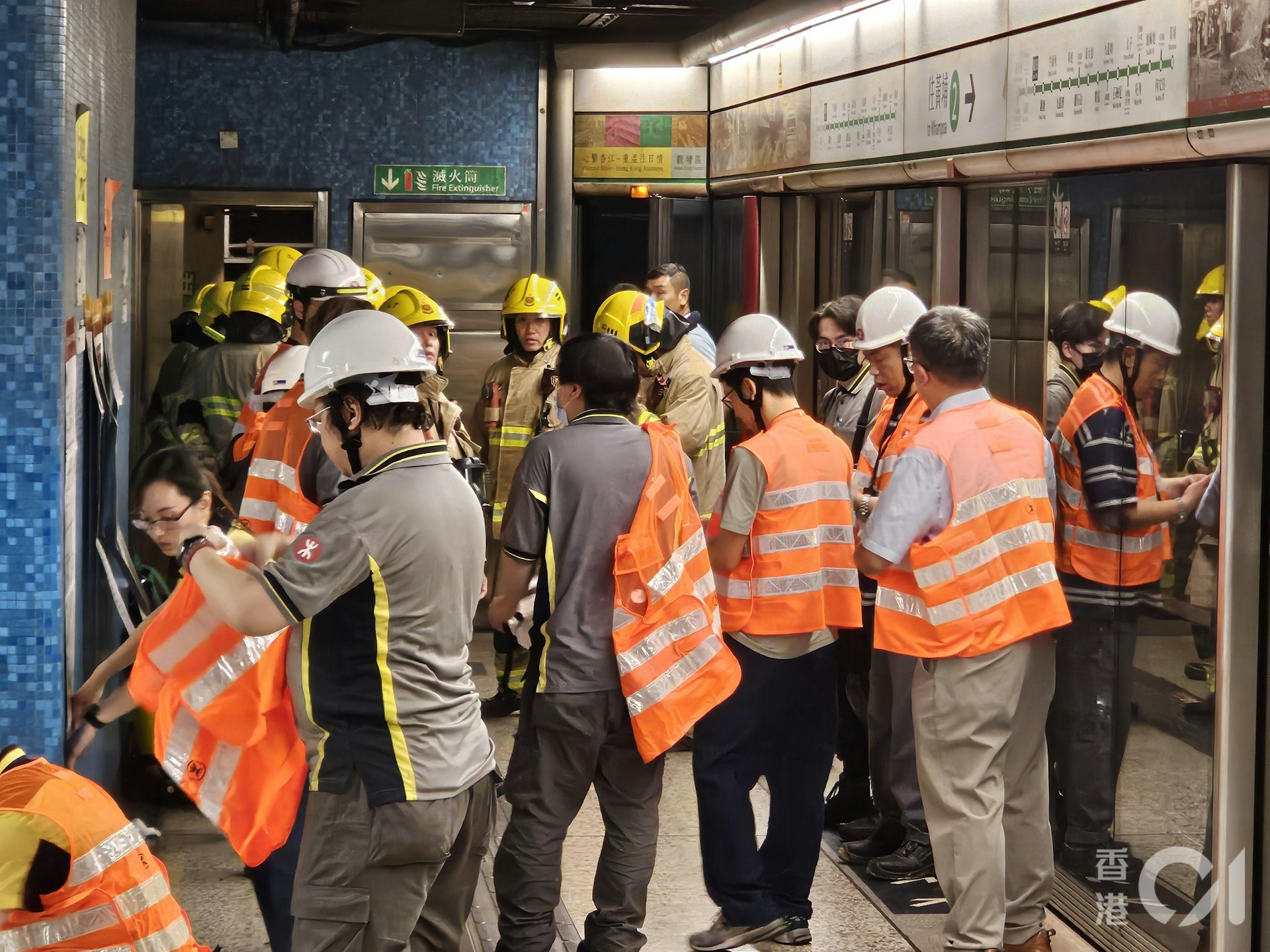 港鐵藍田站附近路軌旁發生火警,藍田站關閉,大批港鐵職員、消防員及警員在月台調查,並在牆上記錄事故資訊。