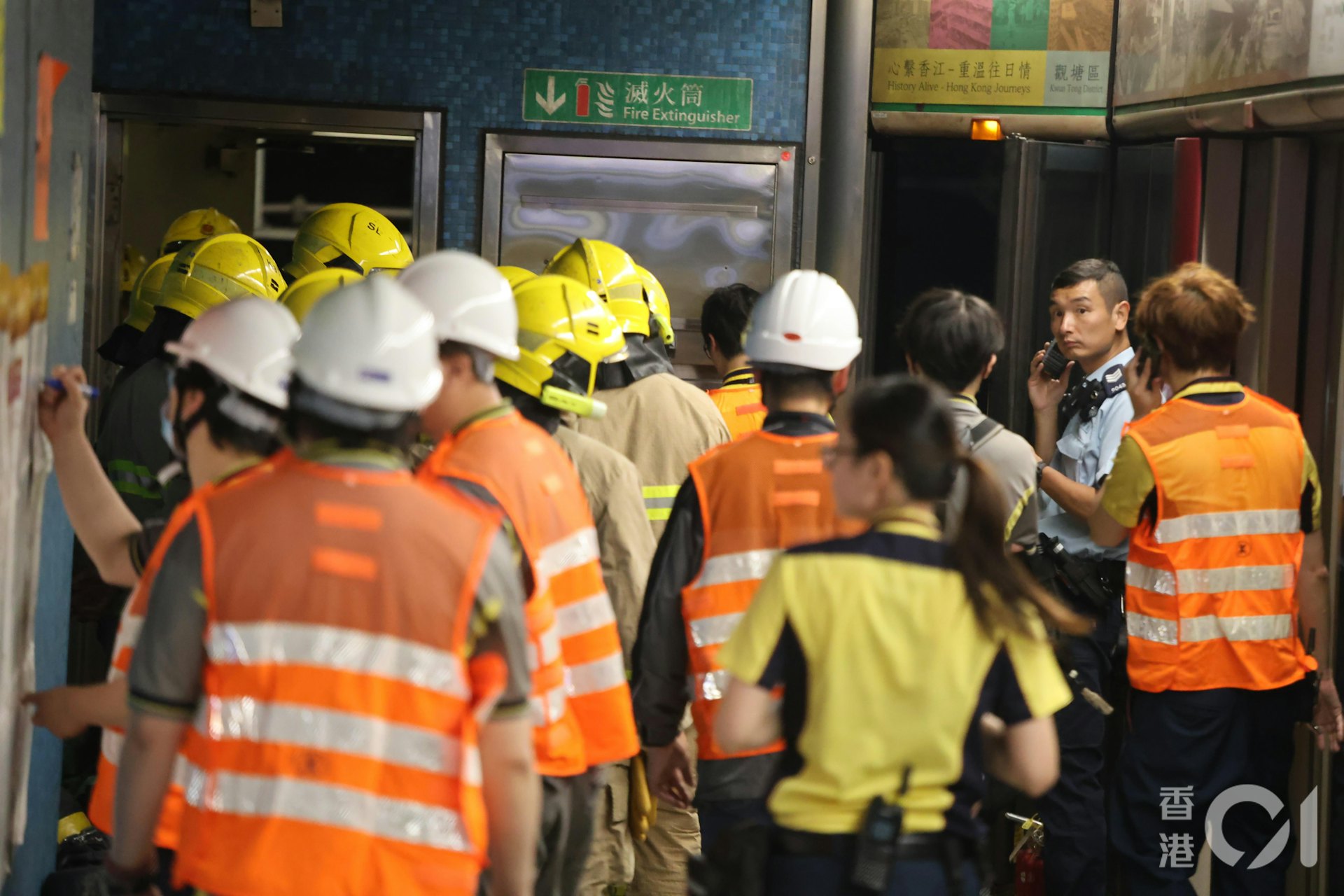 港鐵藍田站附近路軌旁發生火警,藍田站關閉,大批港鐵職員、消防員及警員在月台調查,並在牆上記錄事故資訊。