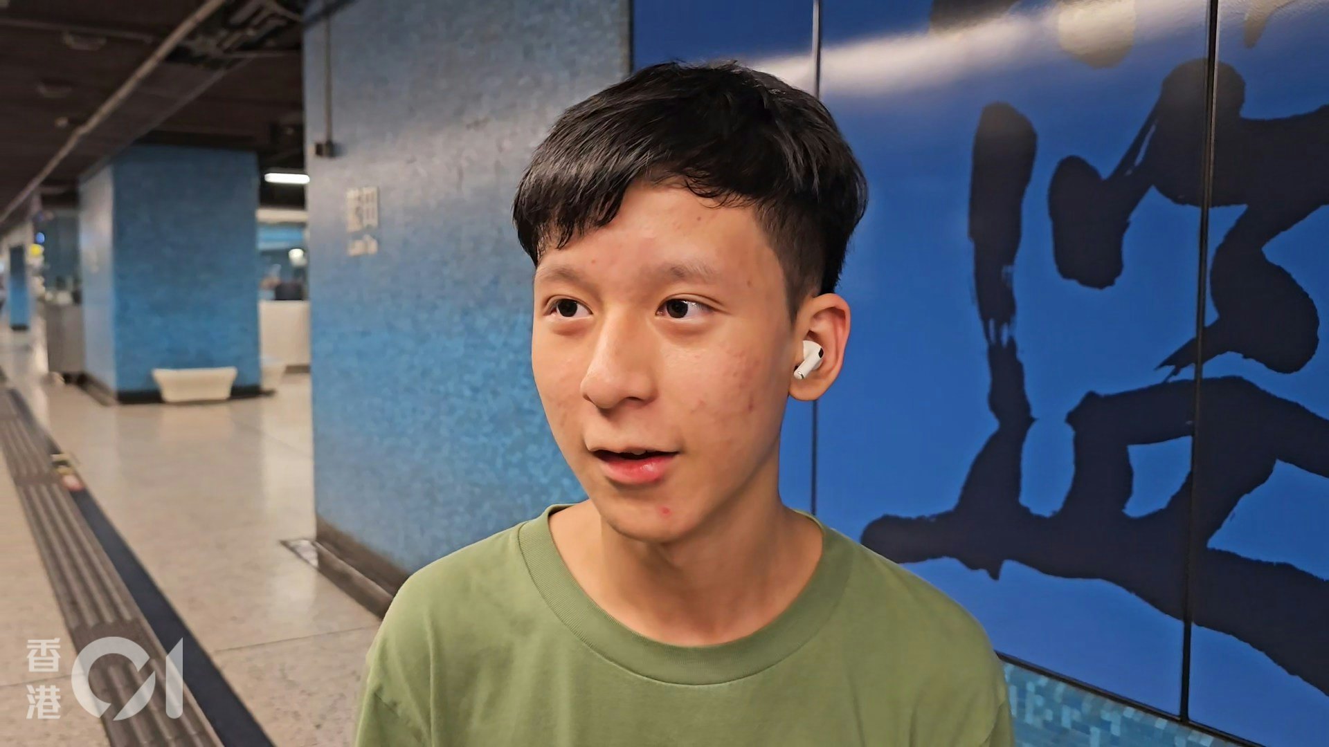 港鐵藍田站附近路軌旁發生火警,藍田站一度關閉,乘客貝先生稱行程受阻約半小時。
