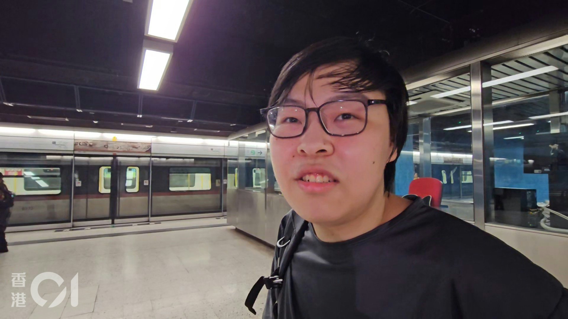 港鐵藍田站附近路軌旁發生火警,藍田站一度關閉,乘客吳先生稱現場職員及警員指示清晰。