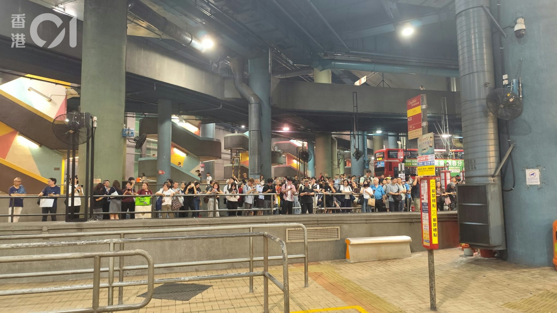 港鐵藍田站附近路軌旁發生火警,藍田站一度關閉,藍田公共運輸交匯處多條巴士路線候車乘客大排長龍。
