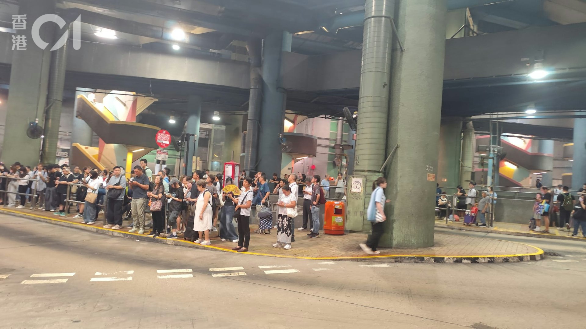 港鐵藍田站附近路軌旁發生火警,藍田站一度關閉,藍田公共運輸交匯署多條巴士路線候車乘客大排長龍。