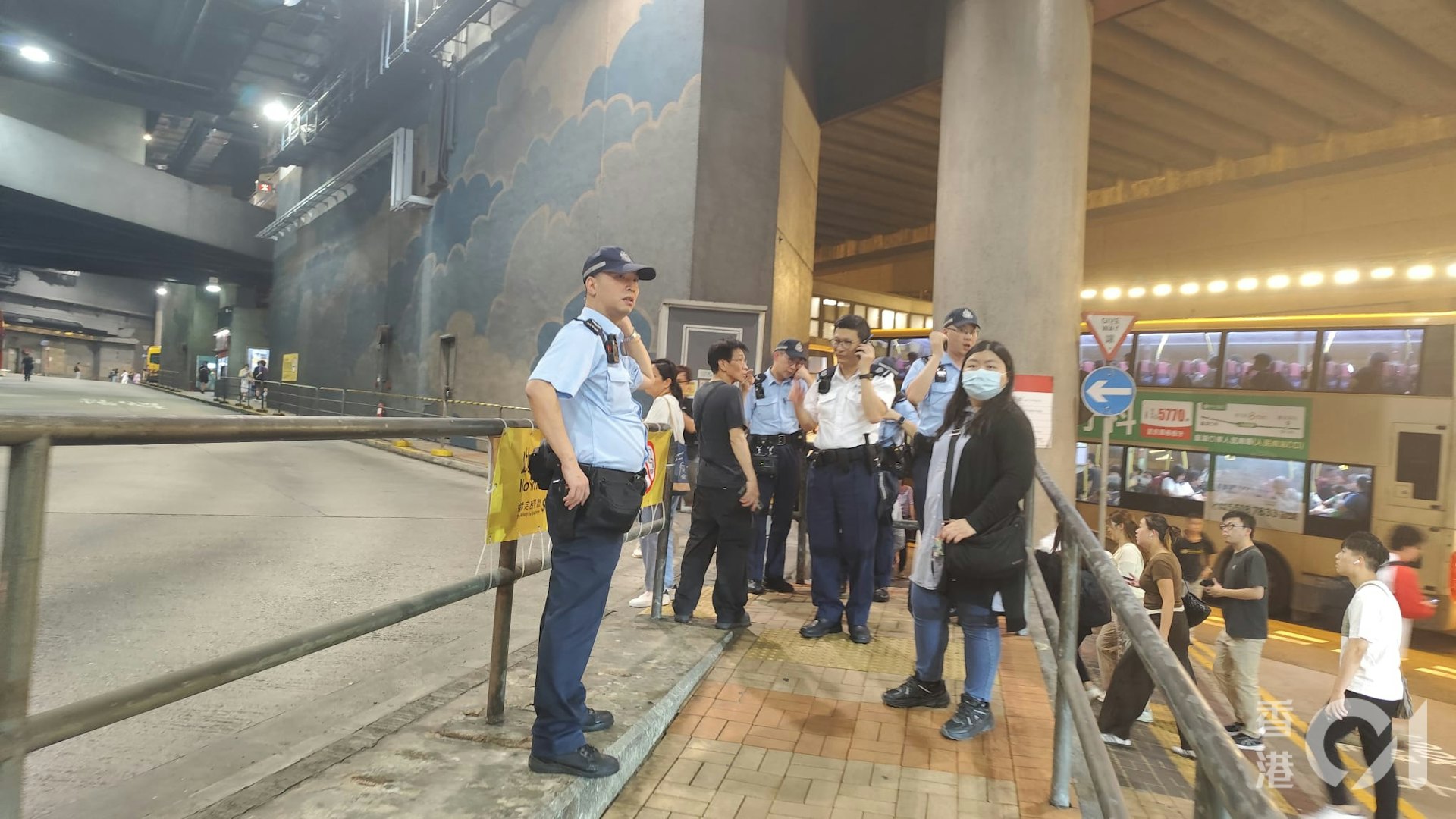 港鐵藍田站附近路軌旁發生火警,藍田站一度關閉,藍田公共運輸交匯署多條巴士路線候車乘客大排長龍,有警員在場維持秩序。