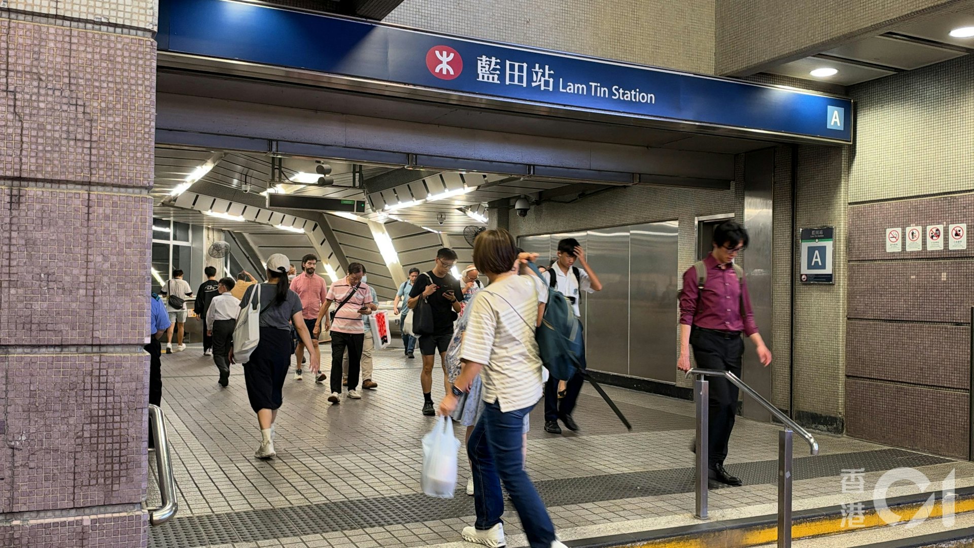 港鐵藍田站附近路軌旁發生火警,藍田站一度關閉,重開後陸續有市民出入車站。