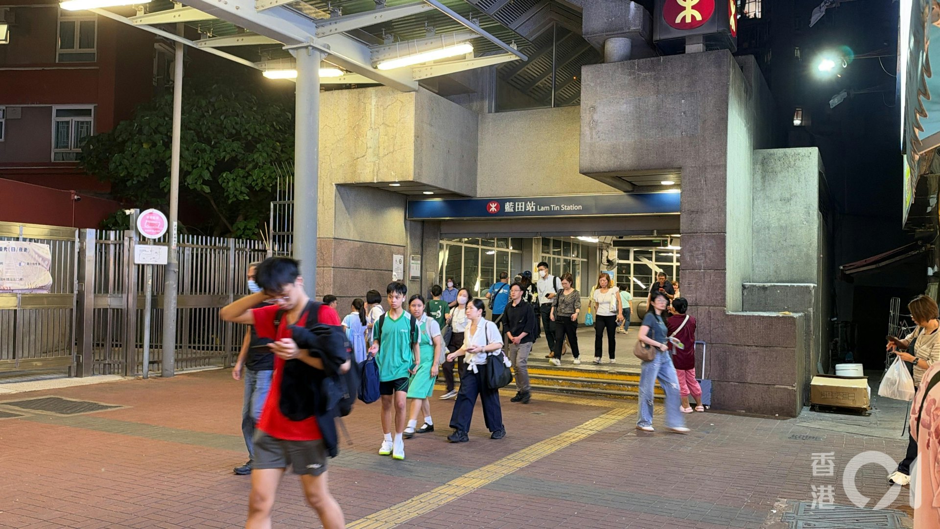 港鐵藍田站附近路軌旁發生火警,藍田站一度關閉,重開後陸續有市民出入車站。
