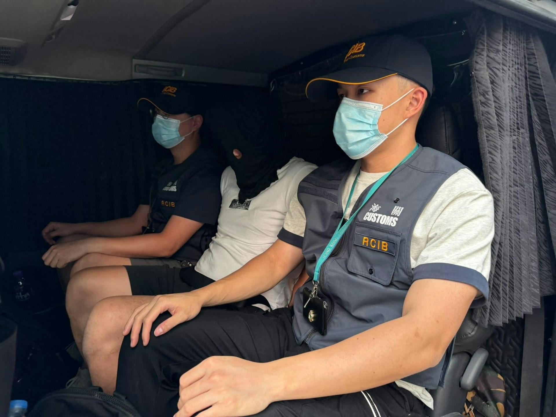 海關截查私煙集團:Tesla車廂堆滿萬支煙,派單女子與司機遭拘捕 海關截查私煙集團:Tesla車廂堆滿萬支煙,派單女子與司機遭拘捕