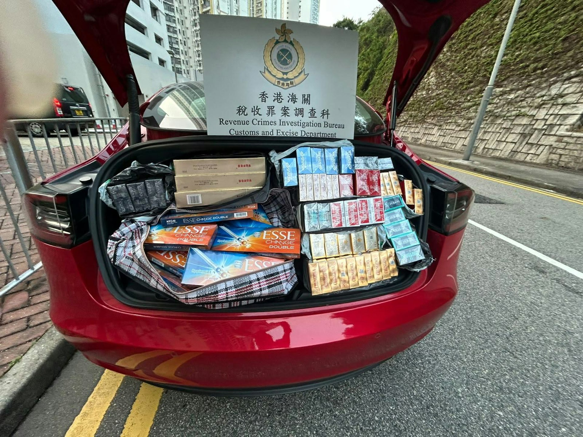 涉事私家車Tesla尾箱塞滿私煙。
