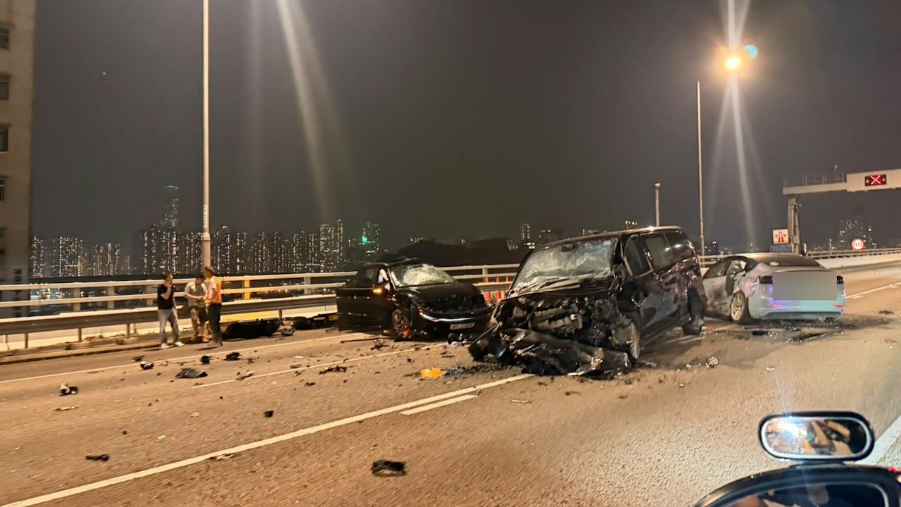 長青隧道往九龍出口5車撞釀3傷 疑兩車相撞翻滾波及對面線|有片