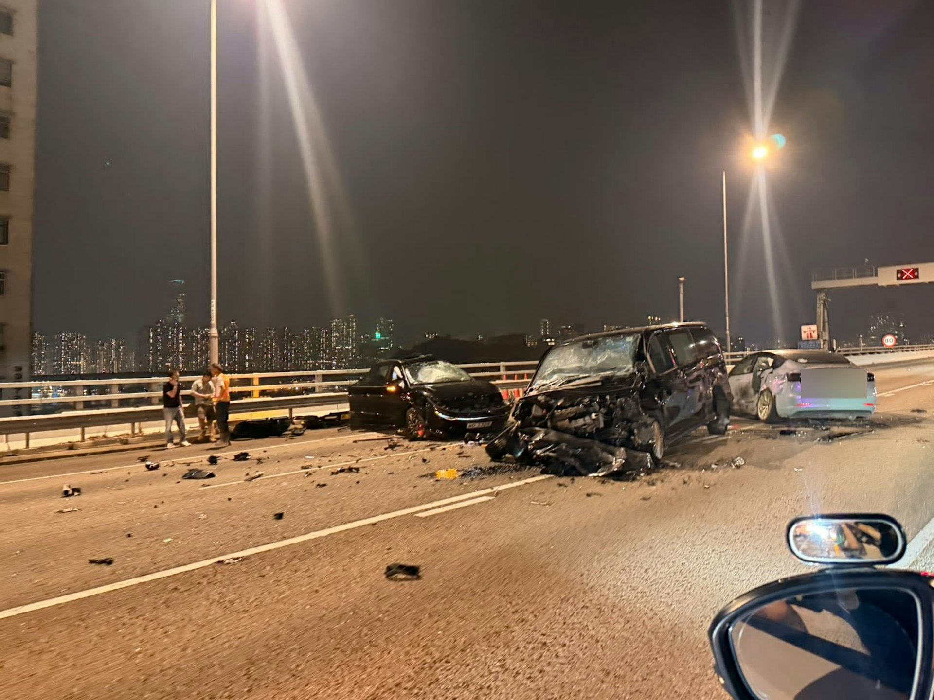 現場有多輛涉事車輛停在行車線上,車身均有明顯損毀。