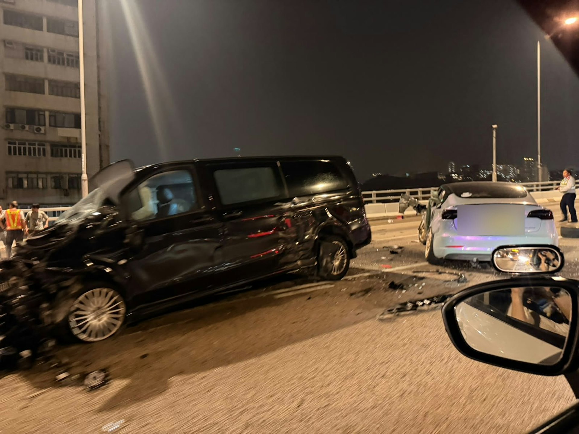 黑色七人車車頭嚴重凹陷、損毀不堪。