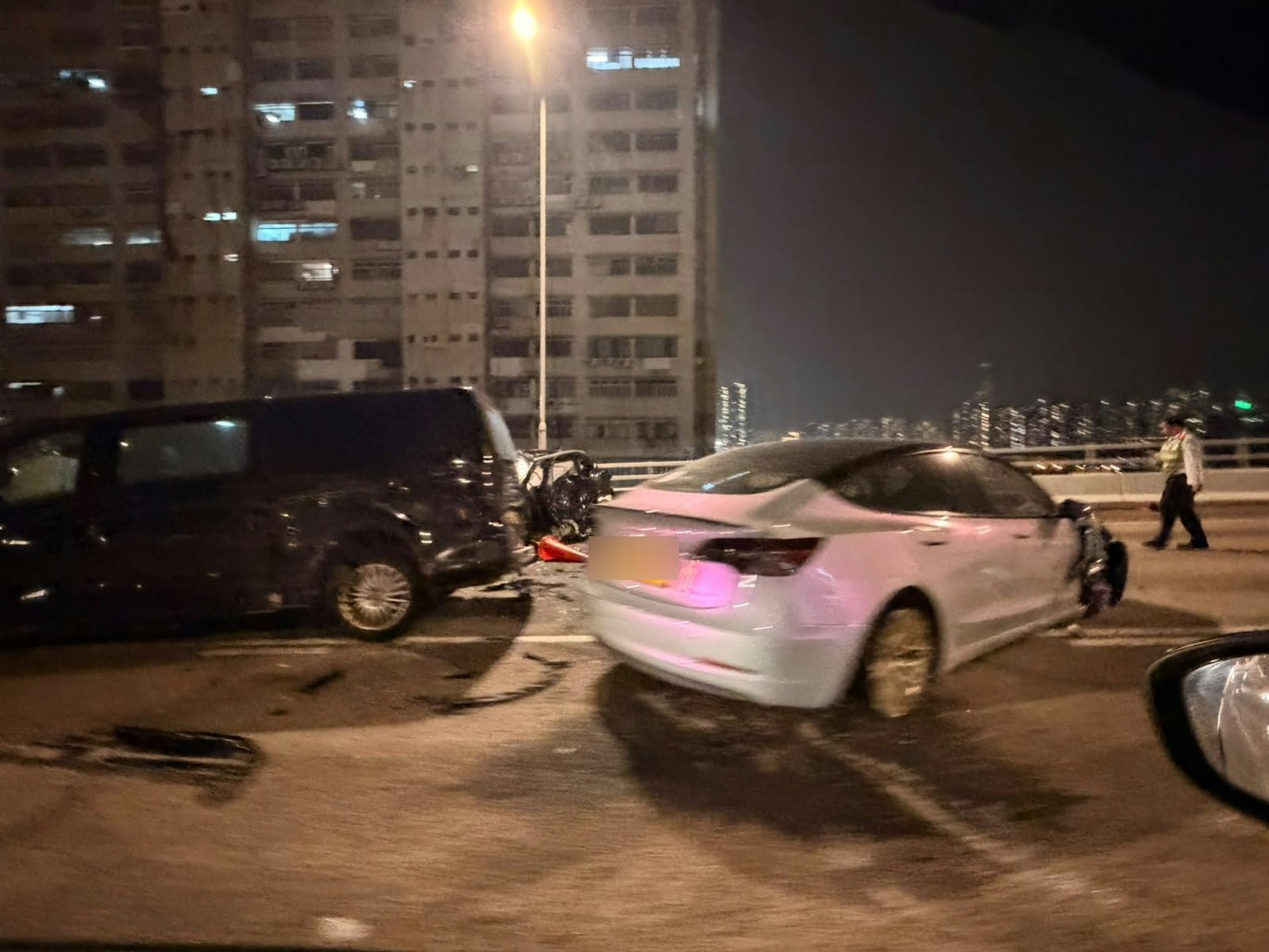 長青隧道出口五車連環撞致三人受傷 疑兩車失控翻滾波及對向車道 長青隧道出口五車連環撞致三人受傷 疑兩車失控翻滾波及對向車道