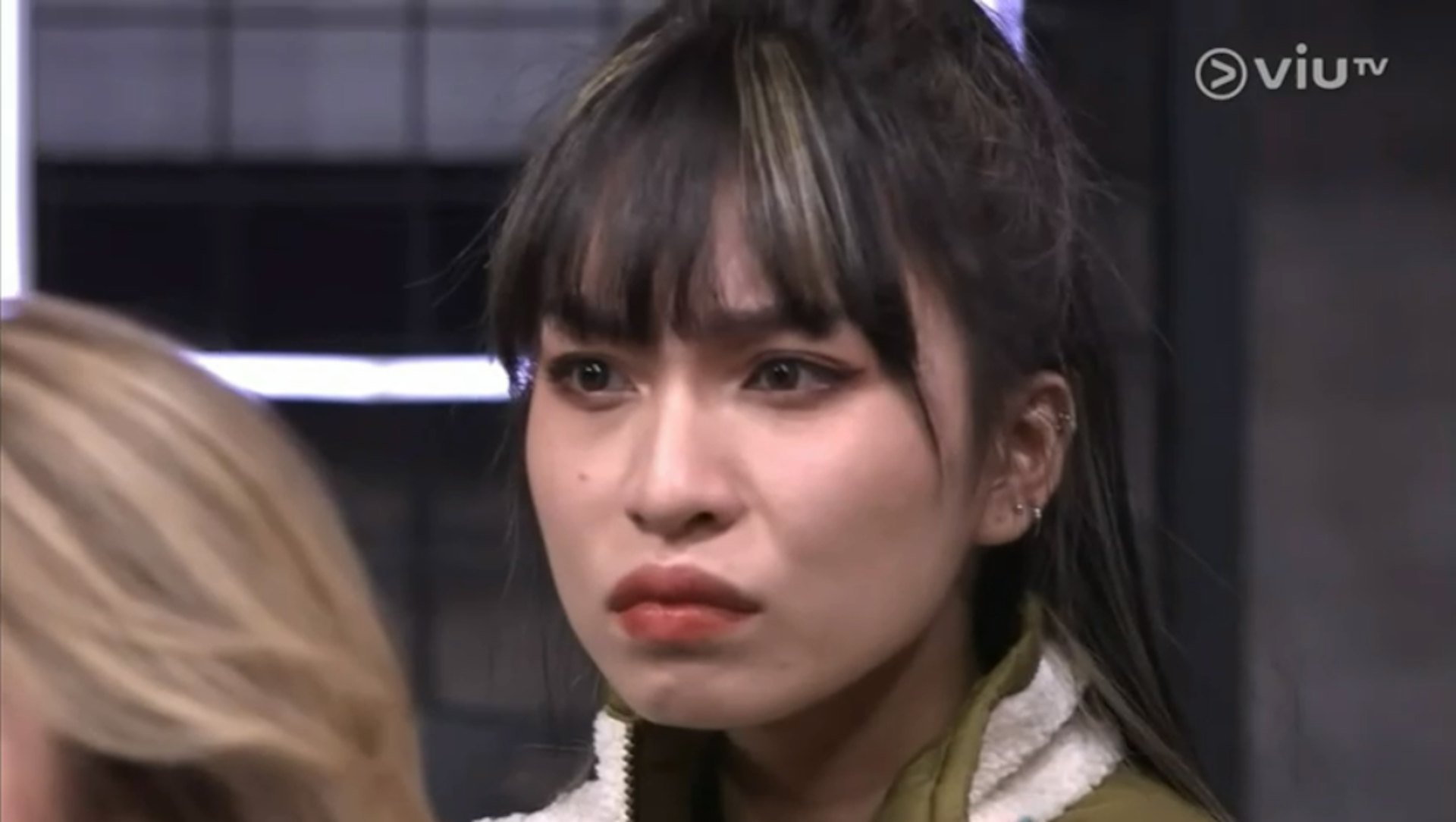 台下女參賽者亦皺眉。(ViuTV截圖)