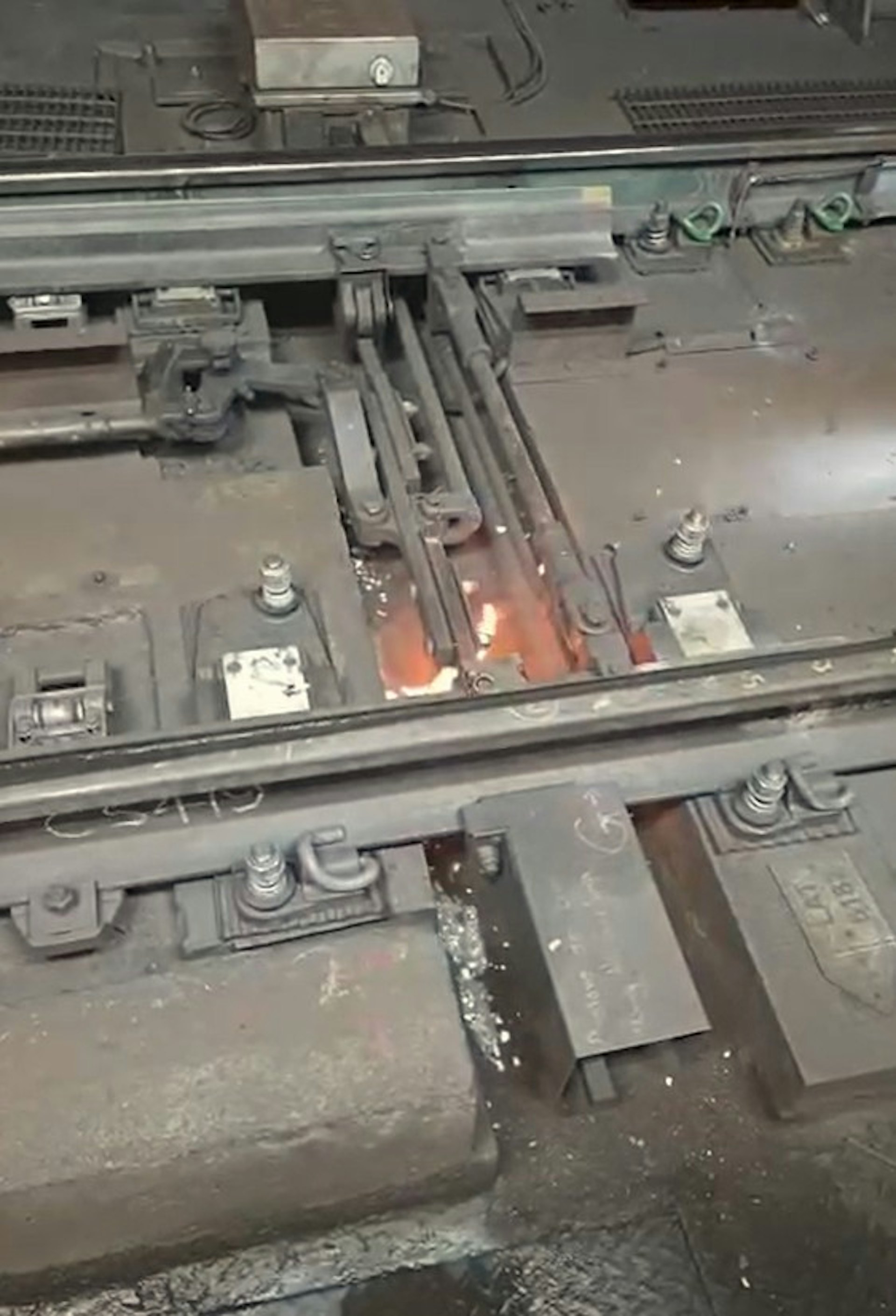 港鐵藍田站軌道起火事件:延誤多久觸發罰款?乘客何時獲半價回贈? 港鐵藍田站軌道起火事件:延誤多久觸發罰款?乘客何時獲半價回贈?