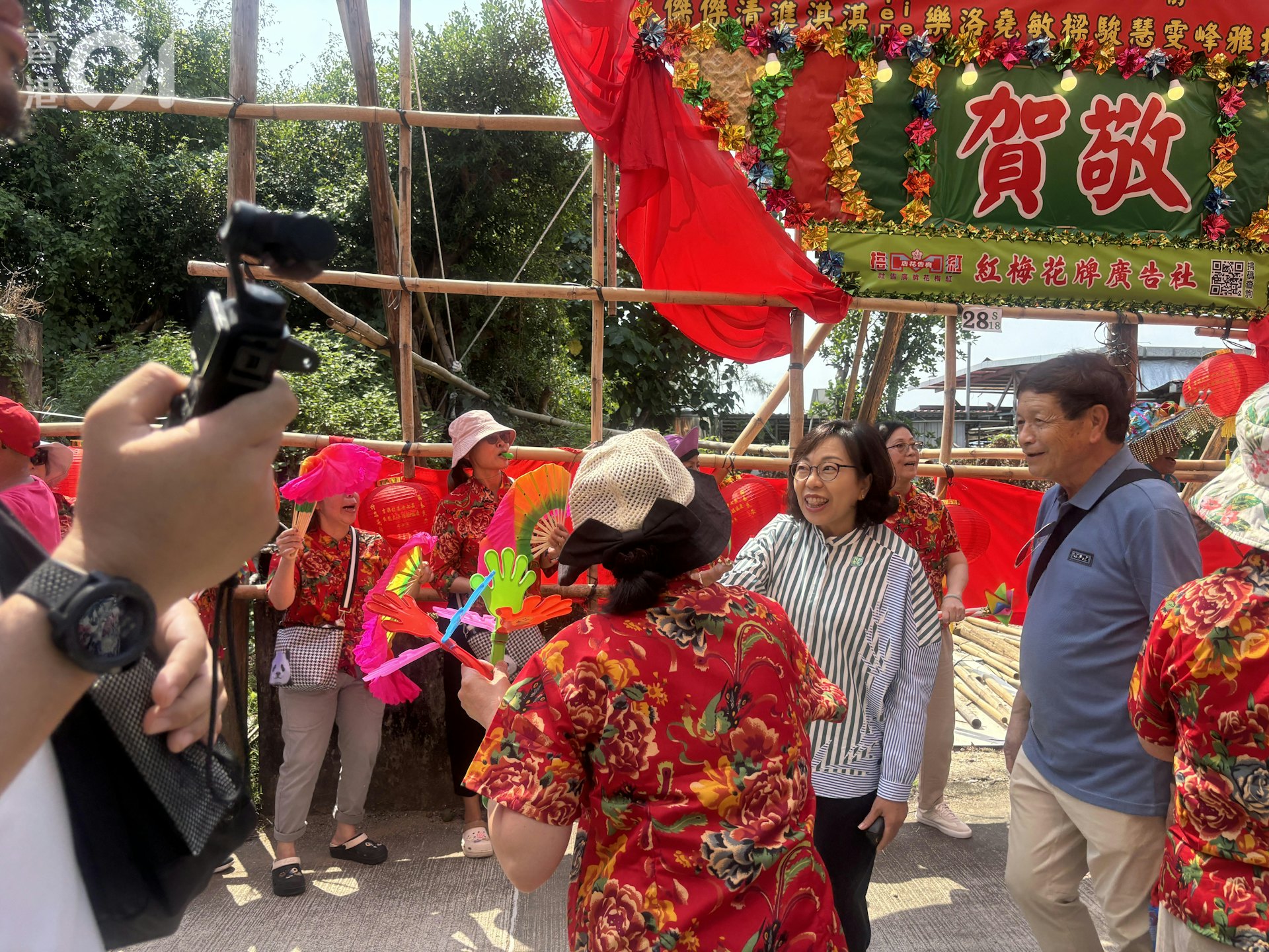 吉澳安龍太平清醮吸引中外遊客:荷蘭交換生讚探索香港有意義 吉澳安龍太平清醮吸引中外遊客:荷蘭交換生讚探索香港有意義