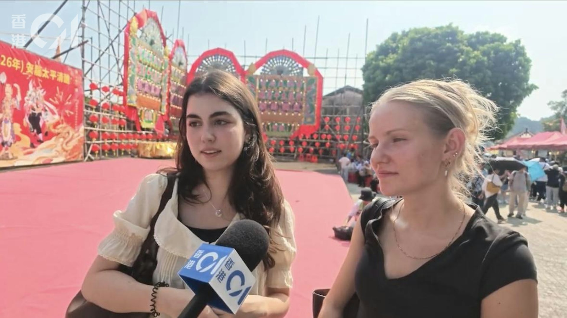 荷蘭交換大學生Ravan Al Ngaar(左)與愛沙尼亞學生Krislin Elis Varul(右)因校方活動到場,她們均為首次參與本港傳統活動。