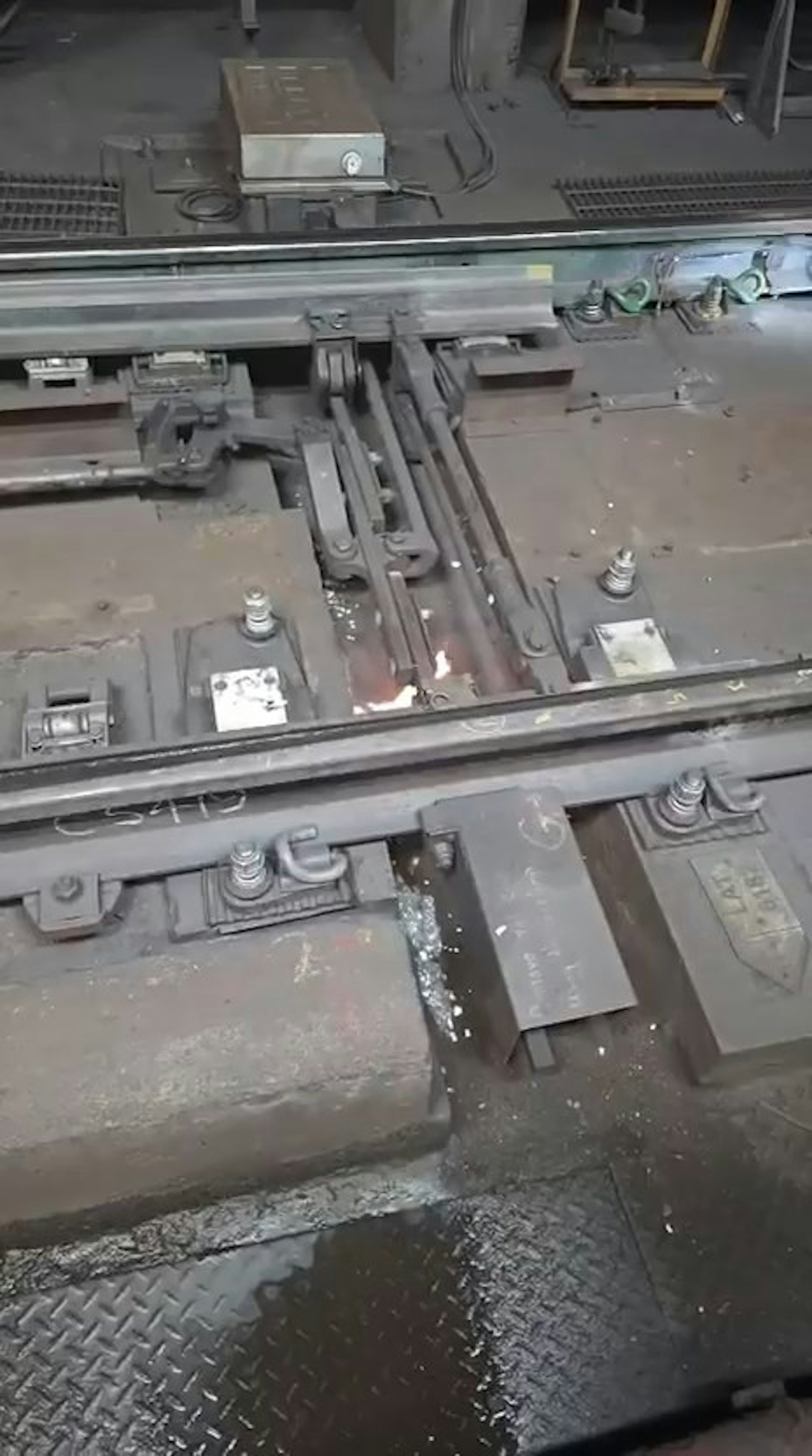 港鐵藍田站軌道起火實錄:道岔噴射橙黃火焰伴隨濃煙,觀塘綫晚間逐步復航 港鐵藍田站軌道起火實錄:道岔噴射橙黃火焰伴隨濃煙,觀塘綫晚間逐步復航