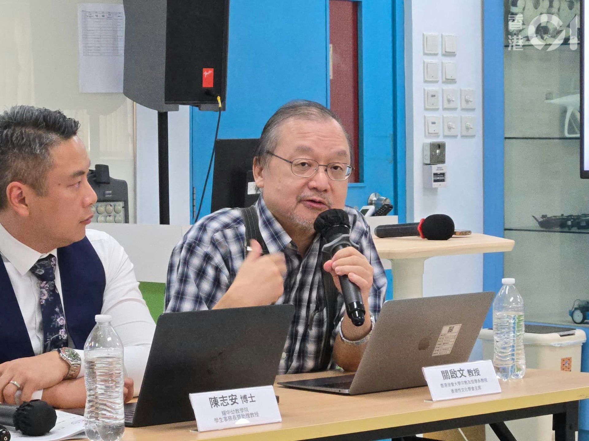 香港性文化學會主席關啟文建議家長多加與子女交流,不要單純沒收手機或作道德批判。