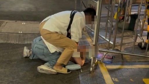 有片|尖沙咀碼頭兩婦互毆 一人遭撳地打頭腳踢 外籍勇男勸阻