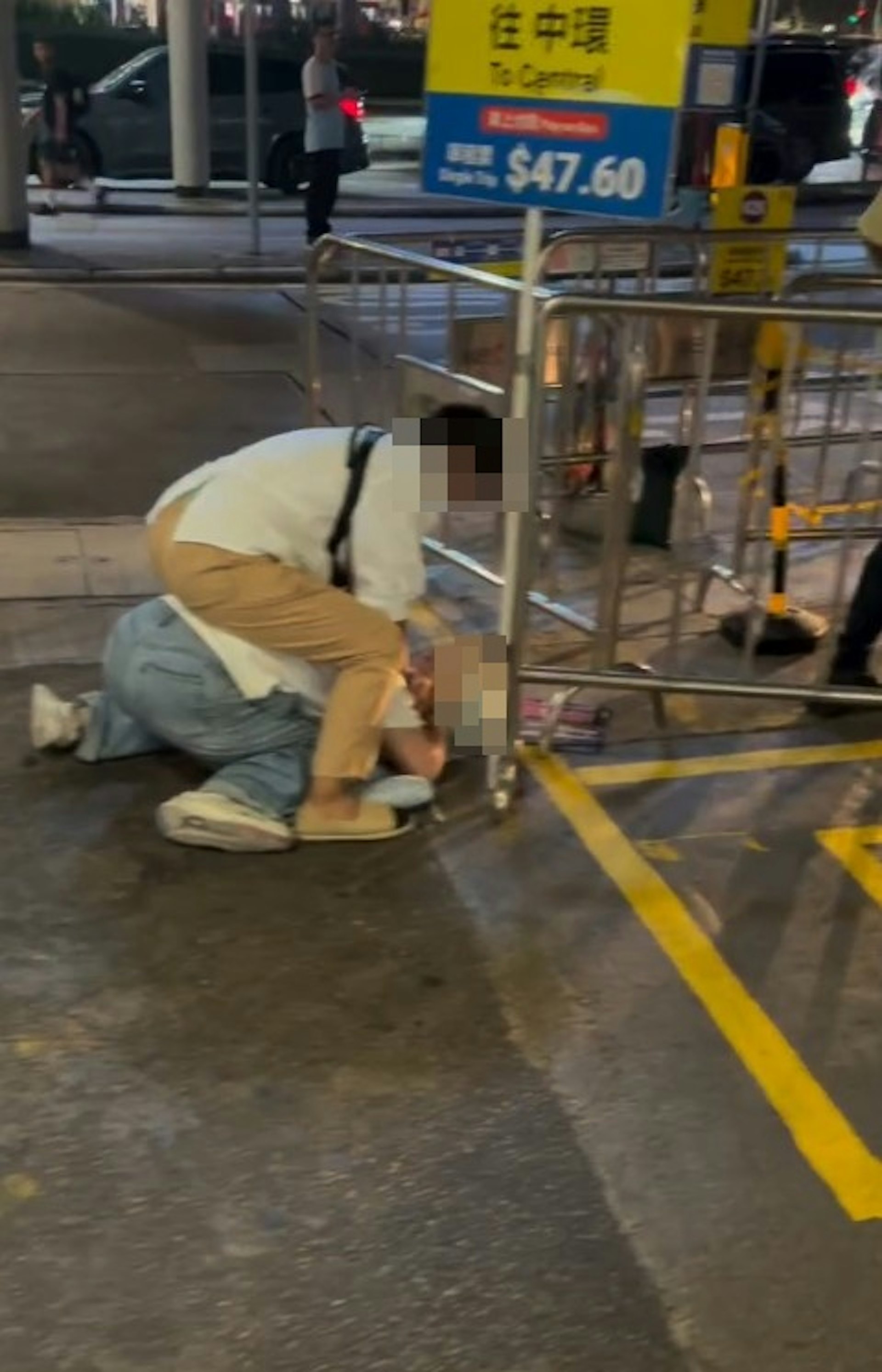 【連環圖】恤衫女將婦人撳在地上打頭。一名外籍男走近勸阻。(網片截圖)
