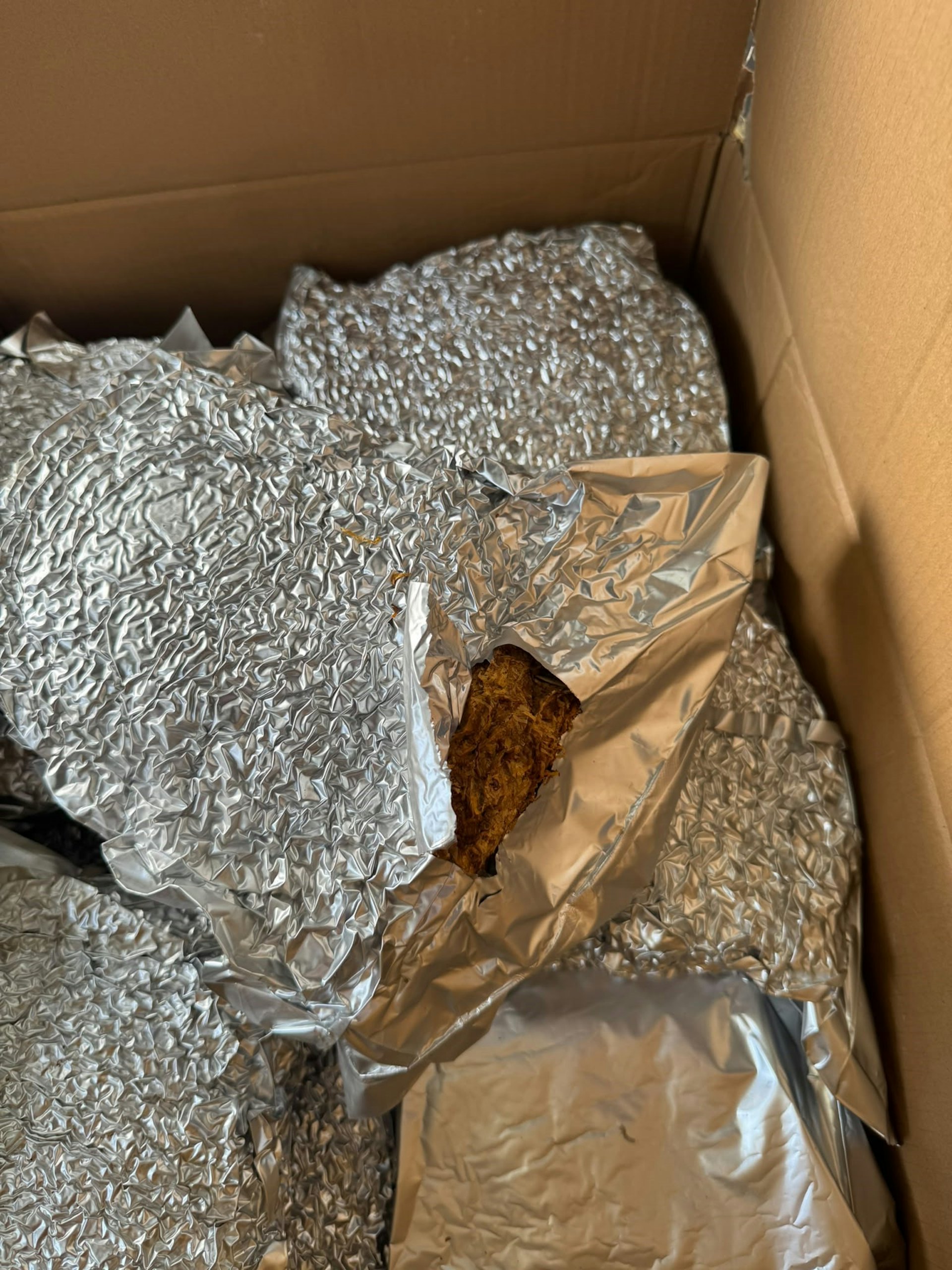 深圳湾货车藏8吨私烟被截获,司机被捕涉案金额逾5千万 深圳湾货车藏8吨私烟被截获,司机被捕涉案金额逾5千万